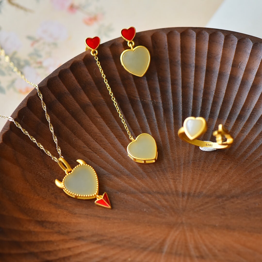 A Set of Fine Sterling Silver-Gold Plated Inlaid White Jade Jewelrys: A Set of Fine Sterling Silver-Gold Plated Inlaid White Jade Jewelrys,Size:(Pendant)0.5inx0.5in,(Earrings)0.4inx0.4in,(Ring)0.3inx0.3in 一套纯银镀金镶白&