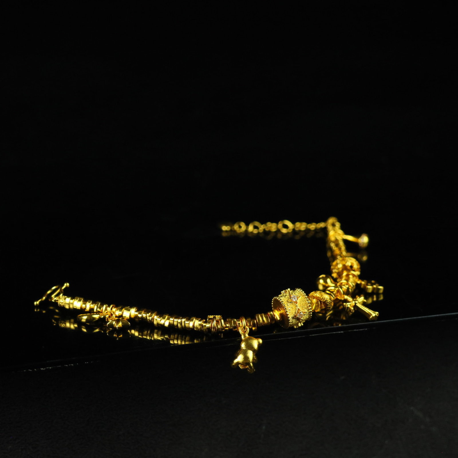 An Exquisite Bracelet: An Exquisite Bracelet 一个精美的手链