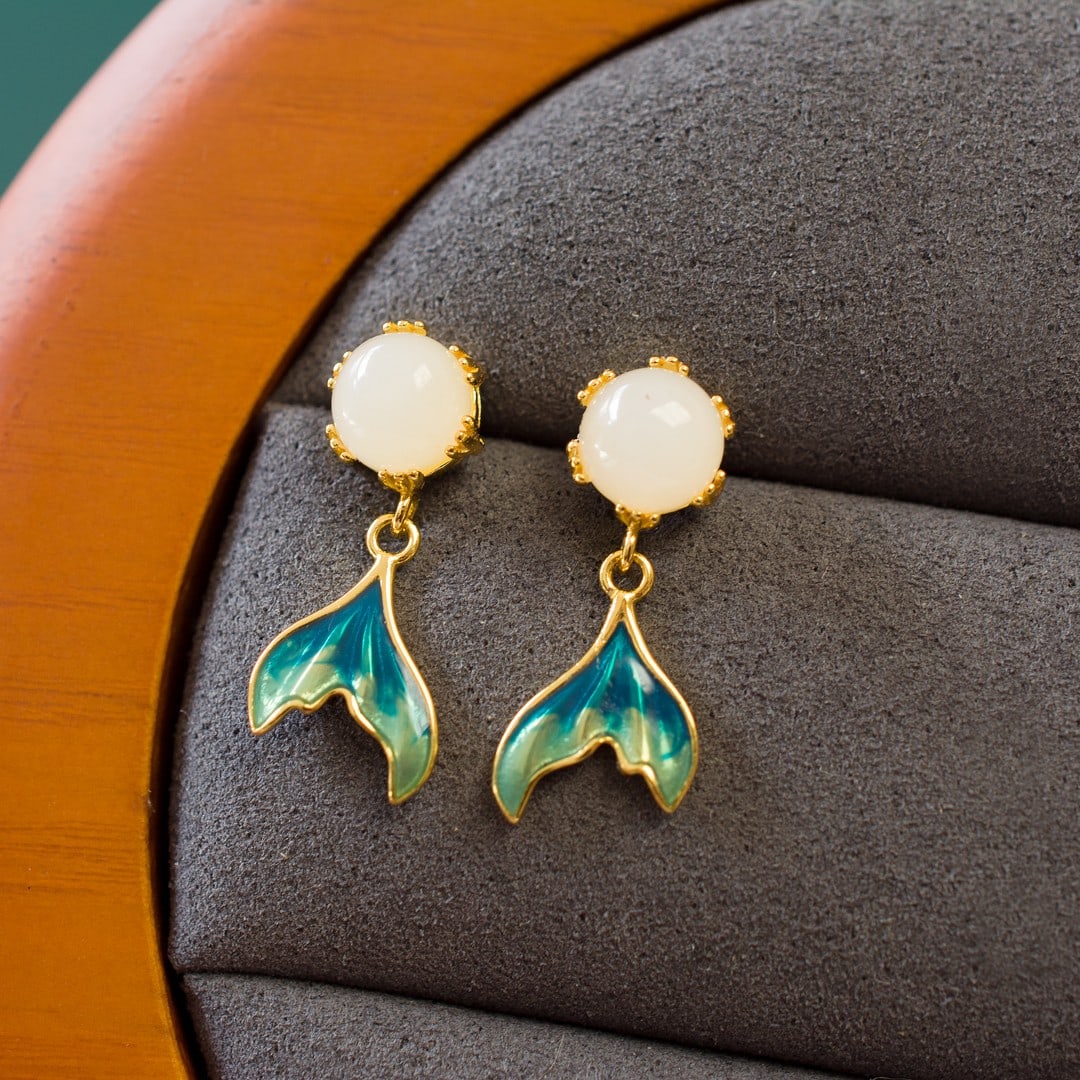 A Pair of Exquisite Sterling Silver-Gold Plated Inlaid White Jade Earrings: A Pair of Exquisite Sterling Silver-Gold Plated Inlaid White Jade Earrings,Size:0.2inx0.2in 一对纯银镀金镶白玉耳环
