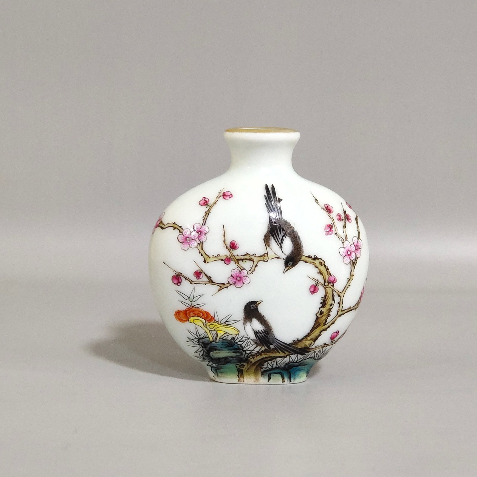 An Exquisite Famille-Rose Flower and Bird Pattern Snuff Bottle (1 of 8)