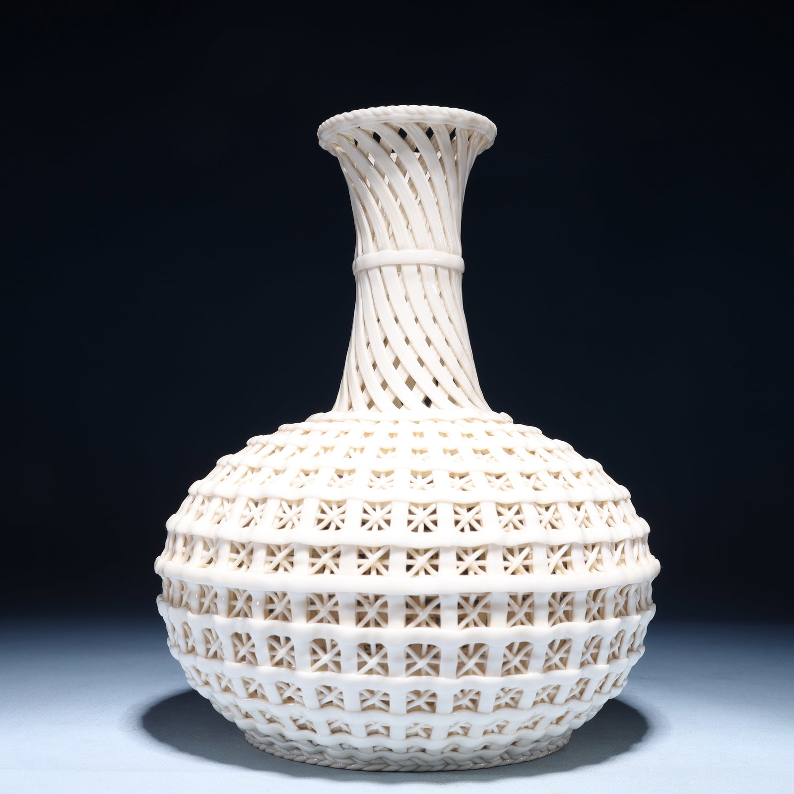 An Exquisite Blance-De-Chine Vase: An Exquisite Blance-De-Chine Vase Blance-De-Chine Vase,Ming Dynasty,China,Size:7.9inx10.6in,Weight:1150g 德化瓷瓶,中国明代