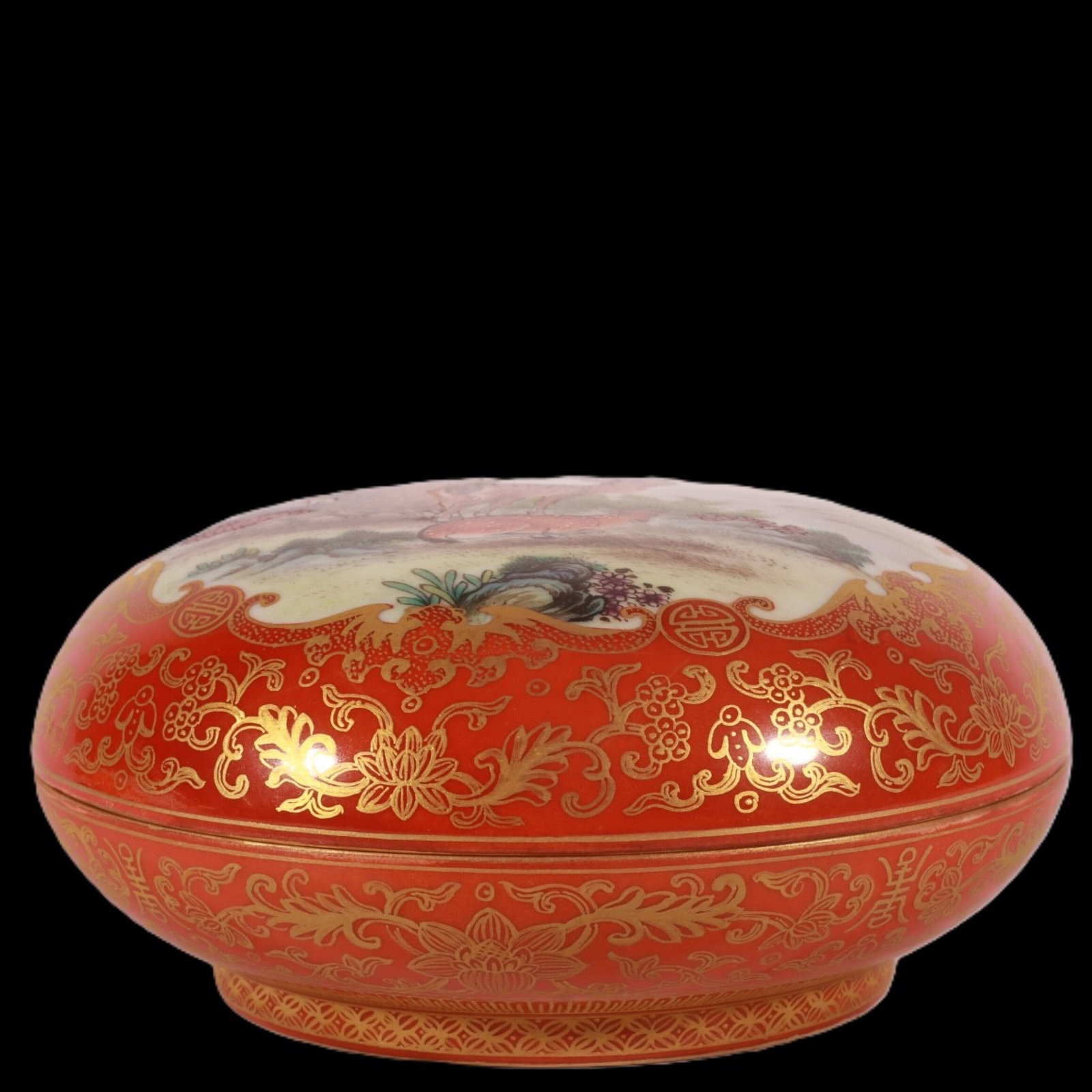 An Exquisite Famille-Rose Iron-Red Painted Gold Pine and Deer Pattern Box: An Exquisite Famille-Rose Iron-Red Painted Gold Pine and Deer Pattern Box,Qing Dynasty,China,Qianlong Four-character Mark,Size:2inx4in 粉彩矾红描金松鹿&