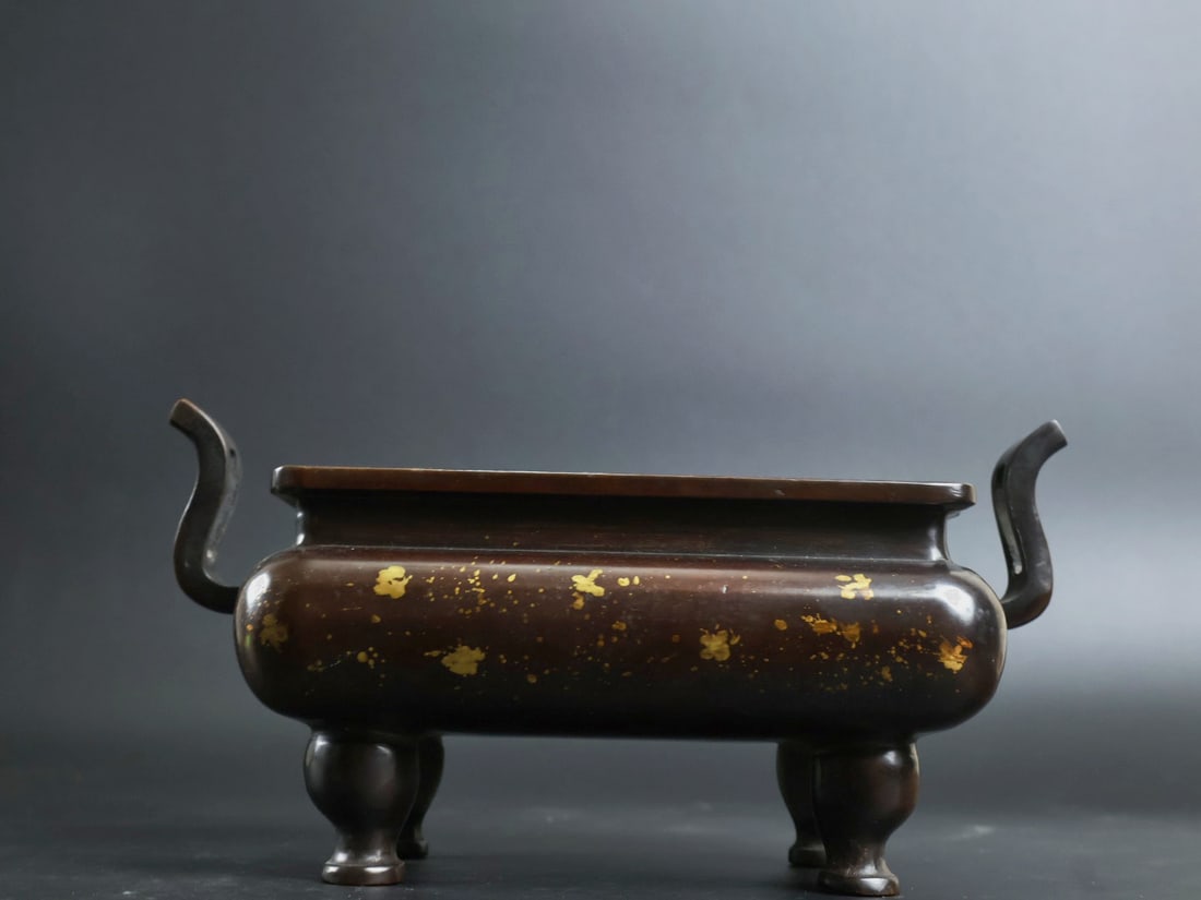 An Exquisite Gilt Bronze Double-Ears and Four-legs Censer: An Exquisite Gilt Bronze Double-Ears and Four-legs Censer,Ming Dynasty, China, Zhengde Six-character Mark,Size:3.9inx5.7inx3.9in,Weight:2540g 铜鎏金双耳四足&#