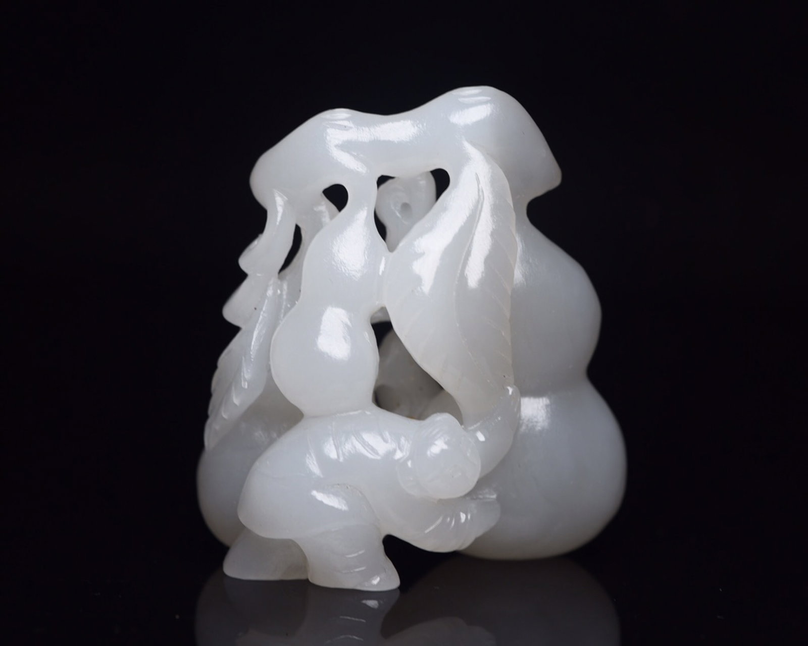 An Exquisite White Jade Figure Ornament: An Exquisite White Jade Figure Ornament,Qing Dynasty,China,Size:2.4inx2.1inx1.2in,Weight:98g 白玉人物摆件,中国清代