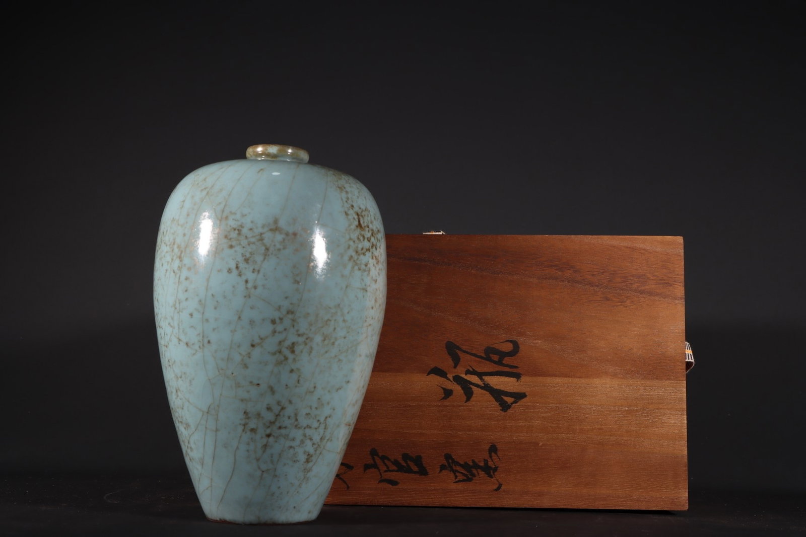 An Exquisite Guan yao Celadon Glazed Vase: An Exquisite Guan yao Celadon Glazed Vase,Song Dynasty,China,Size:8.7inx5.5in 官窑青釉瓶,中国宋代