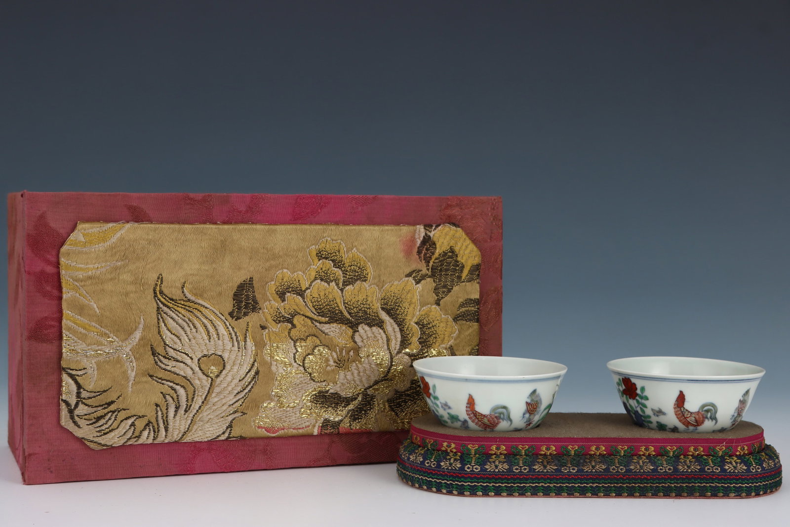 A Pair of Exquisite Doucai Flower and Rooster Pattern Cups: A Pair of Exquisite Doucai Flower and Rooster Pattern Cups,Ming Dynasty,China,Chenghua Six-character Mark,Size:5.4inx3.3in 一对斗彩花卉鸡纹杯é