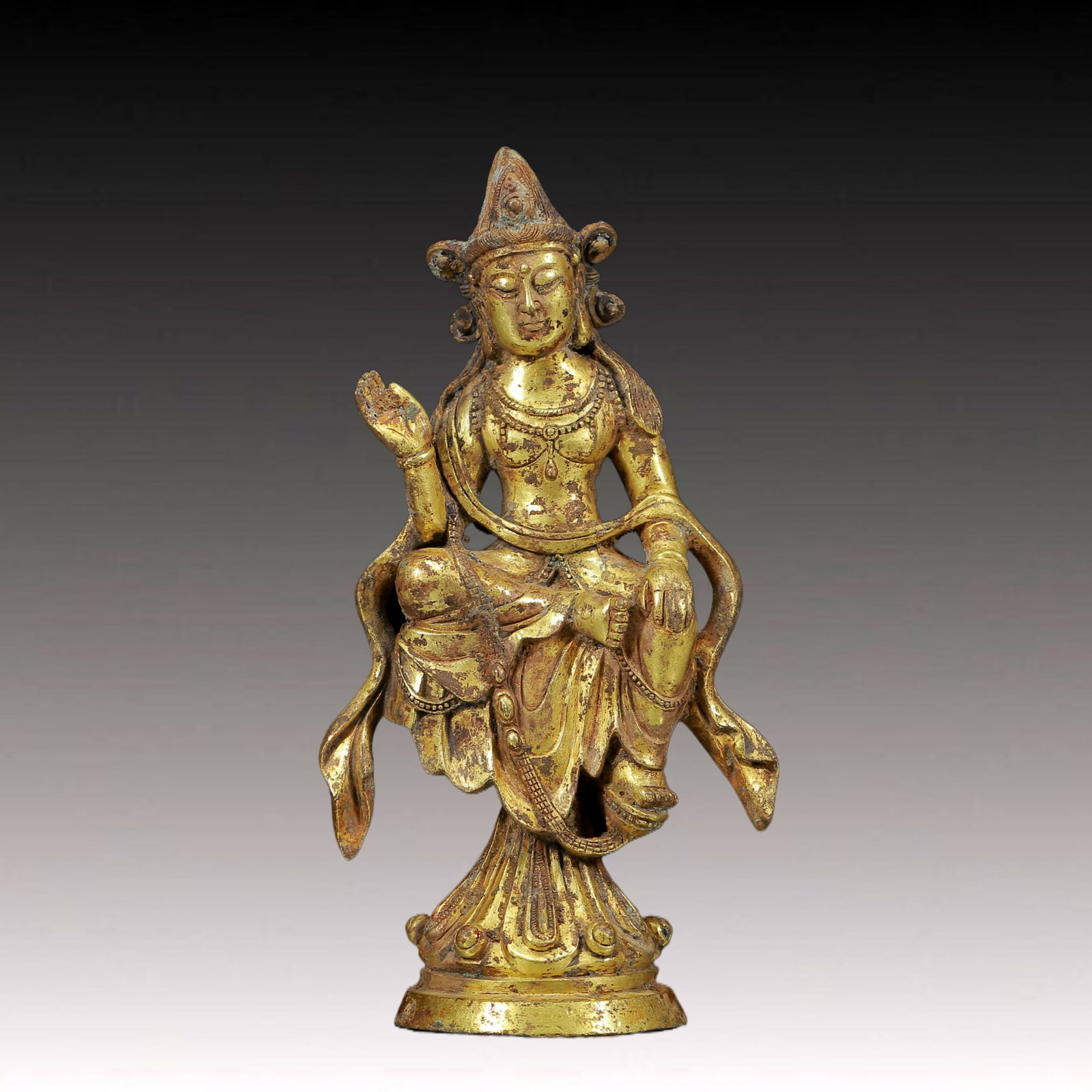 A Solemn Gilt Bronze Statue of Avalokitesvara: A Solemn Gilt Bronze Statue of Avalokitesvara,Ming Dynasty, China,Size: 3.1inx2inx6.1in,Weight:615g 铜鎏金观音像，明代
