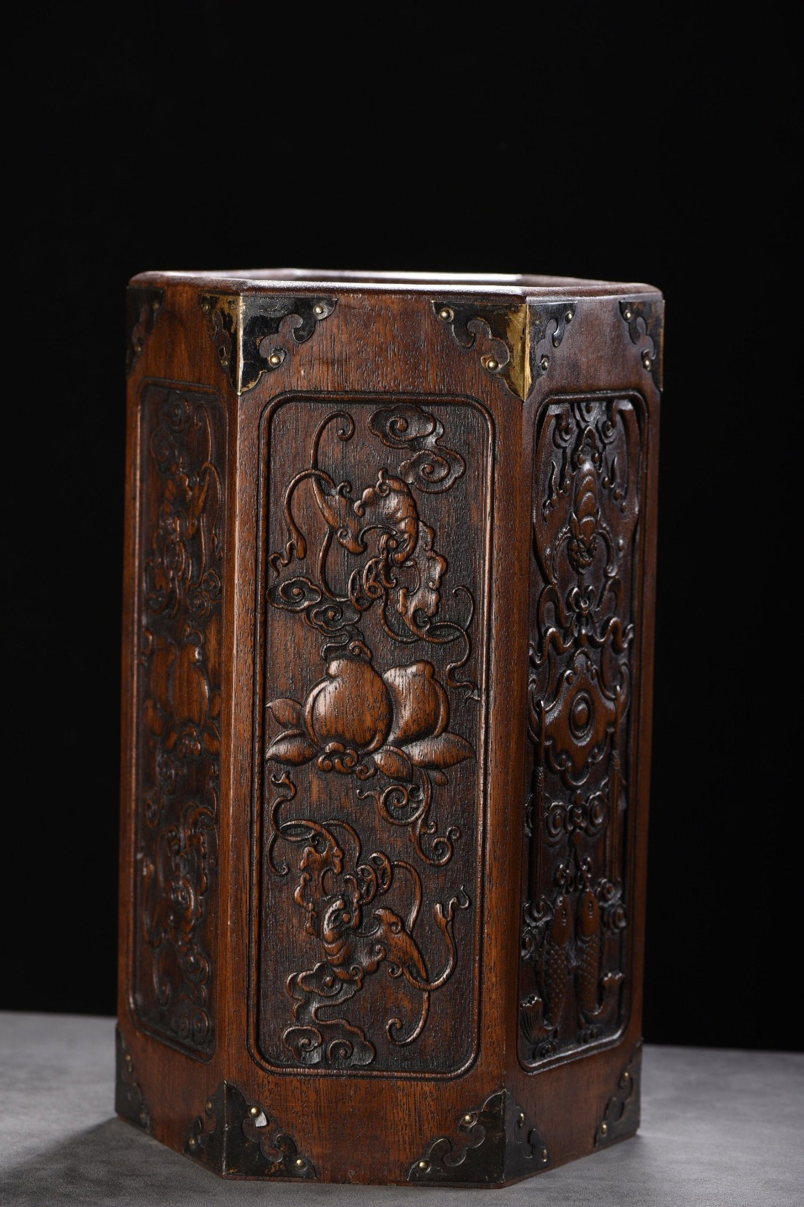 An Exquisite Huali wood Bats and Peach Pattern Brush Pot: An Exquisite Huali wood Bats and Peach Pattern Brush Pot,Qing Dynasty,China,With Mark,Size:11.4inx7.1in,Weight:1325g