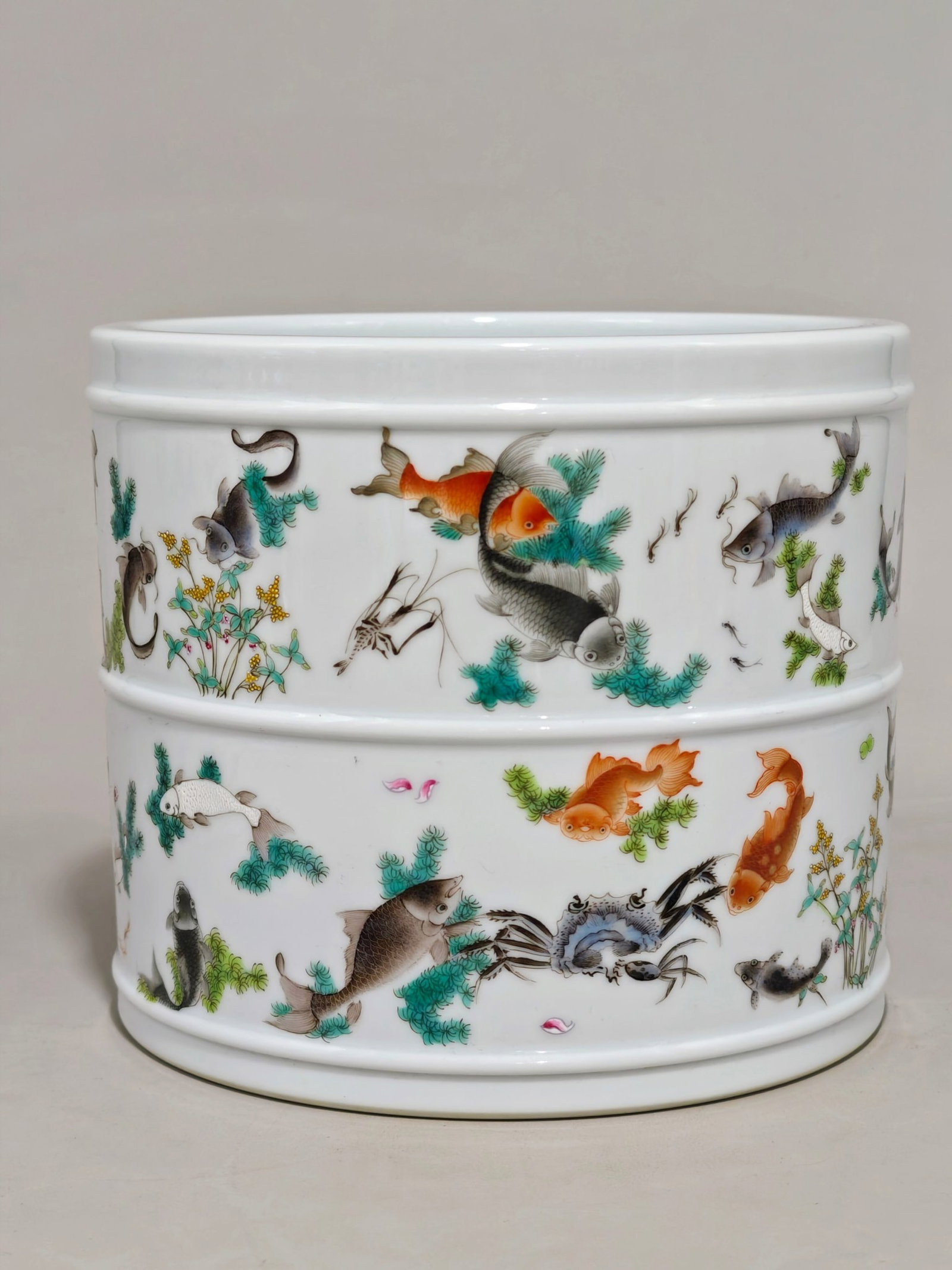 An Exquisite Famille-Rose Fish Pattern Brush Pot: An Exquisite Famille-Rose Fish Pattern Brush Pot,Qing Dynasty,China,Qianlong Six-character Mark,Size:7.1inx8.3in 粉彩鱼纹笔筒中国清代,ߙ