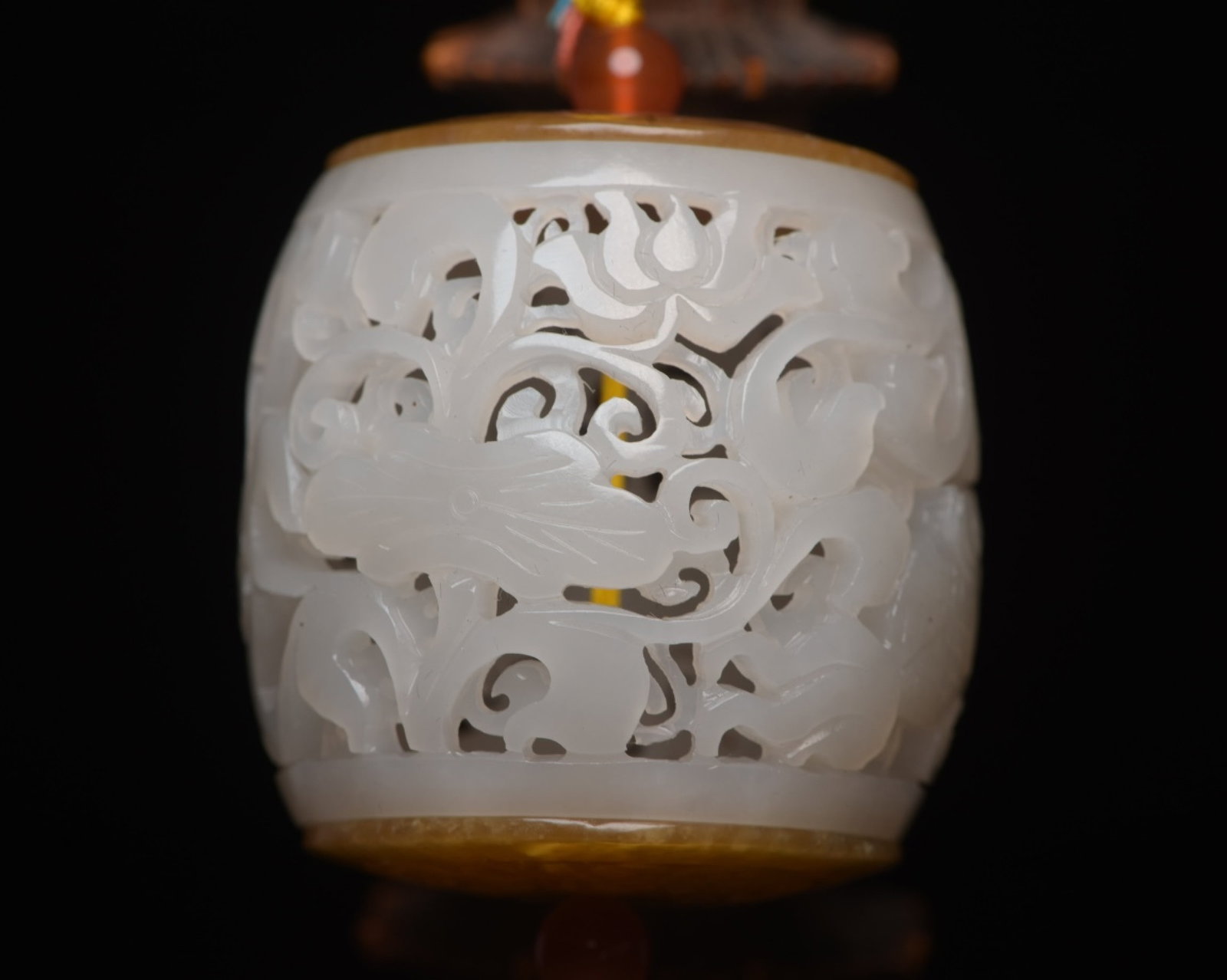 An Exquisite White Jade Flower Pattern Pendant: An Exquisite White Jade Flower Pattern Pendant,Qing Dynasty,China,Size:2.2inx2.1inx2.1in,Weight:88g 白玉花卉纹挂件,中国清代
