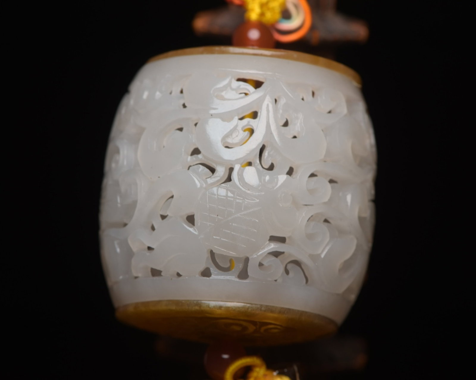 An Exquisite White Jade Flower Pattern Pendant - 2