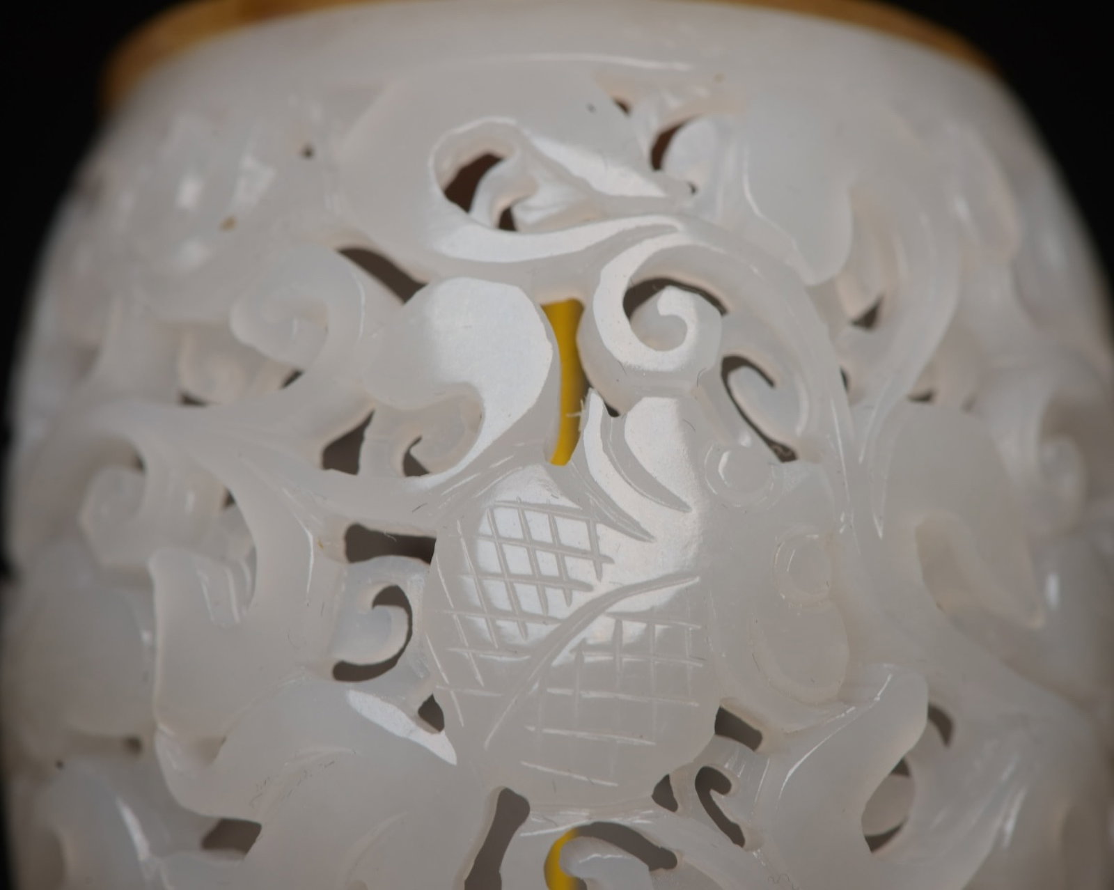 An Exquisite White Jade Flower Pattern Pendant - 7