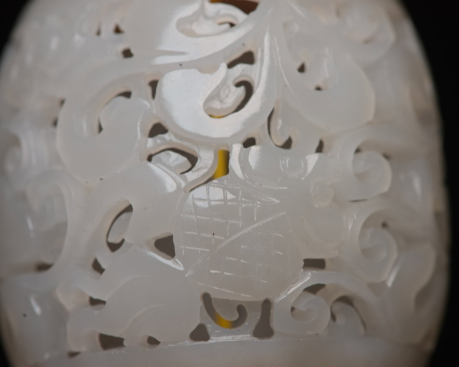 An Exquisite White Jade Flower Pattern Pendant - 9