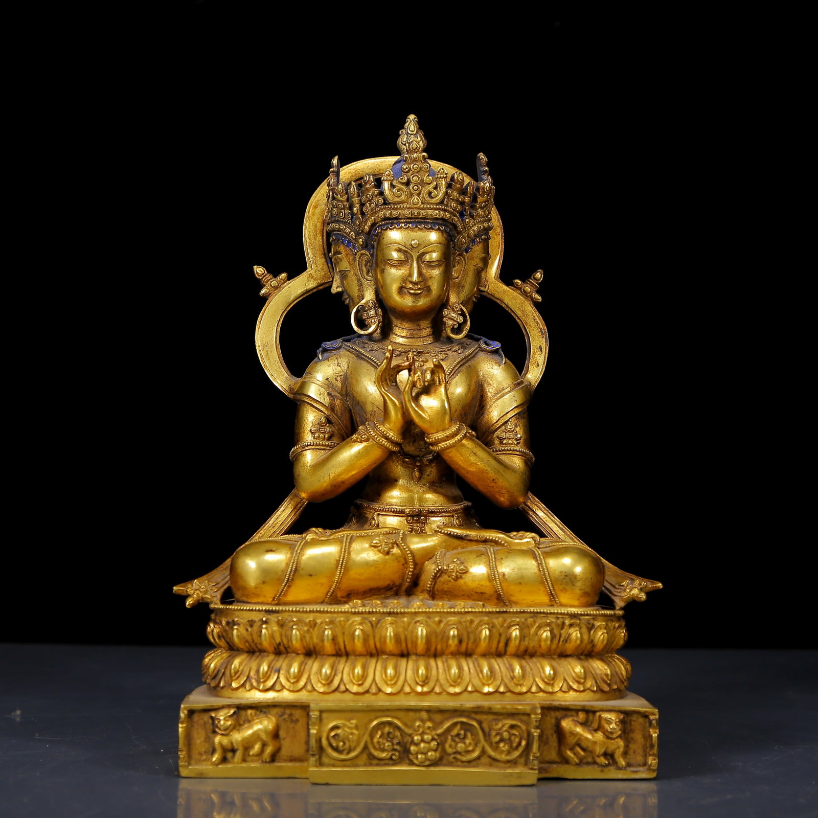 A Solemn Gilt Bronze Statue of Sakyamuni: A Solemn Gilt Bronze Statue of Sakyamuni,Ming Dynasty, China,Size:5.5inx4.3inx7.7in,Weight:2190g 铜鎏金大日如来像，明代