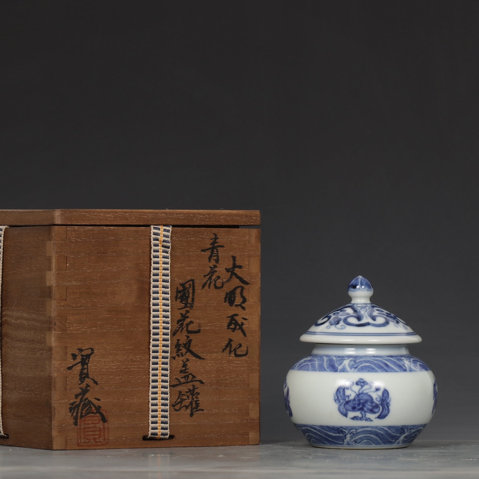 An Exquisite Blue and White Flower Pattern Jar with Cover (1 of 9)