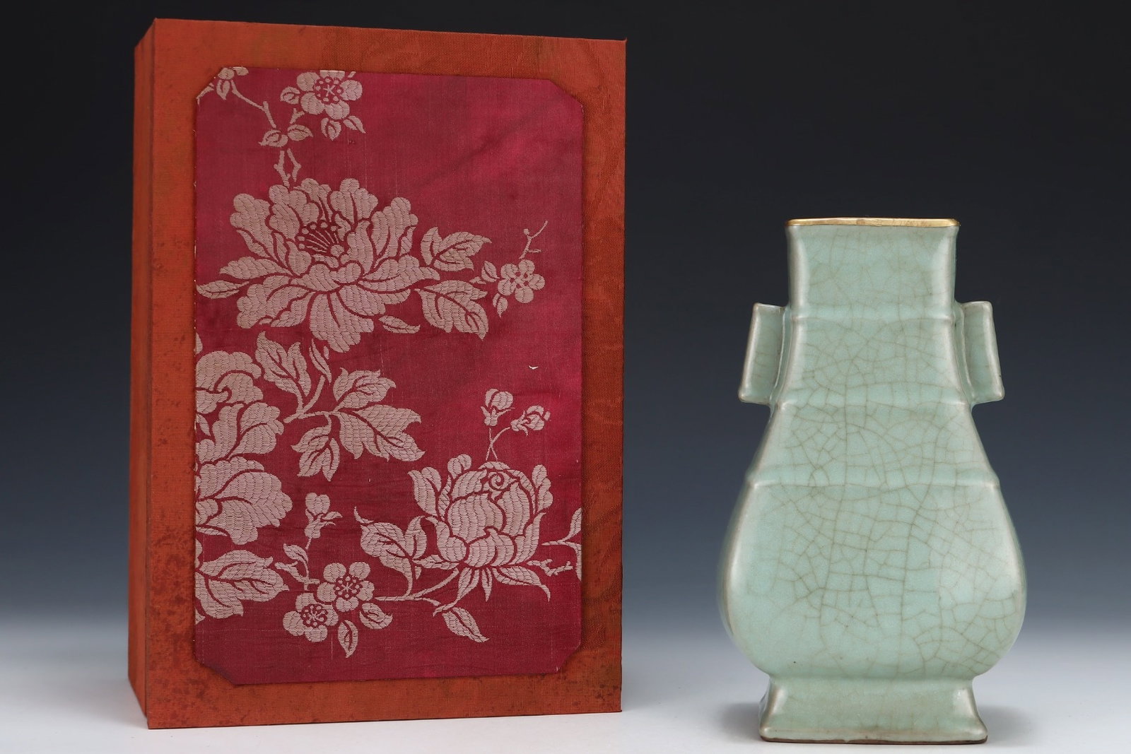 An Exquisite Guan yao Double-Ears Vase,with an Imperial Poem by Emperor Qianlong (1 of 8)