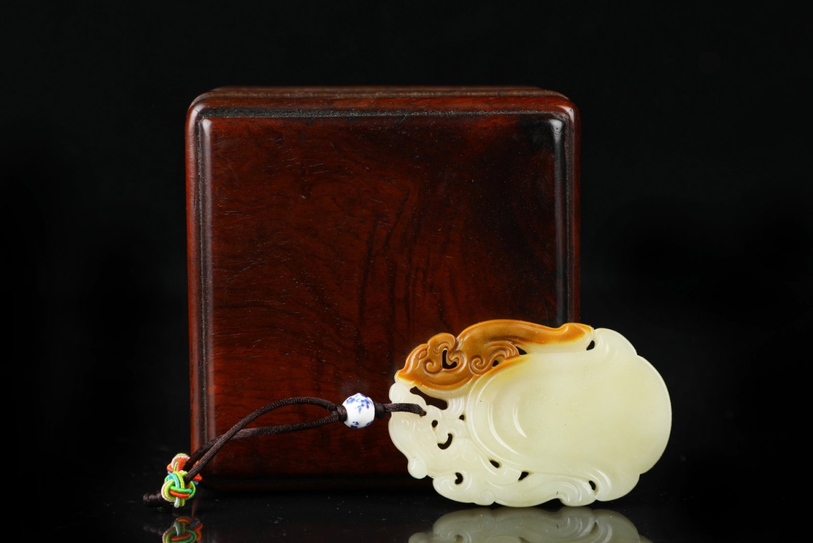 An Exquisite Shoushan Stone Phoenix Pattern Pendant: An Exquisite Shoushan Stone Phoenix Pattern Pendant,Qing Dynasty,China,Size:2.2inx1.4in,Weight:28g 寿山石凤纹挂件,中国清代