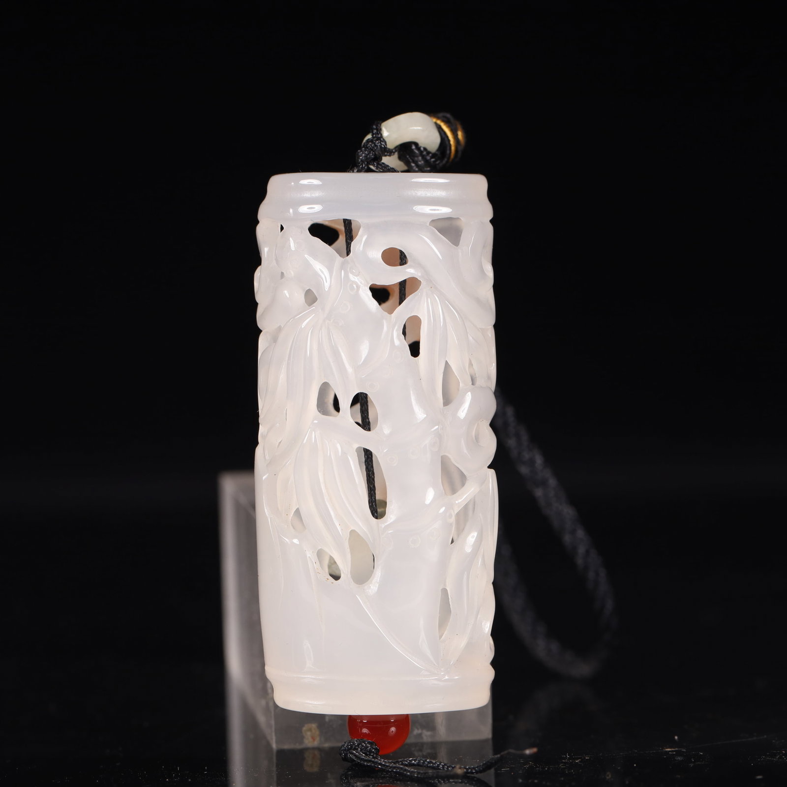 An Exquisite Agate Hollow Bamboo Pattern Pendant: An Exquisite Agate Hollow Bamboo Pattern Pendant,Qing Dynasty, China,Size:2inx1.2inx2.8in,Weight:50g 玛瑙镂空竹纹挂件,中国清代
