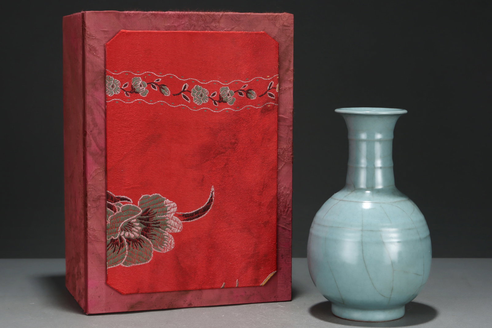 An Exquisite Guan yao Celadon Glazed Vase: An Exquisite Guan yao Celadon Glazed Vase,Song Dynasty,China,Size:8.7inx5.3in 官窑粉青釉瓶,中国宋代