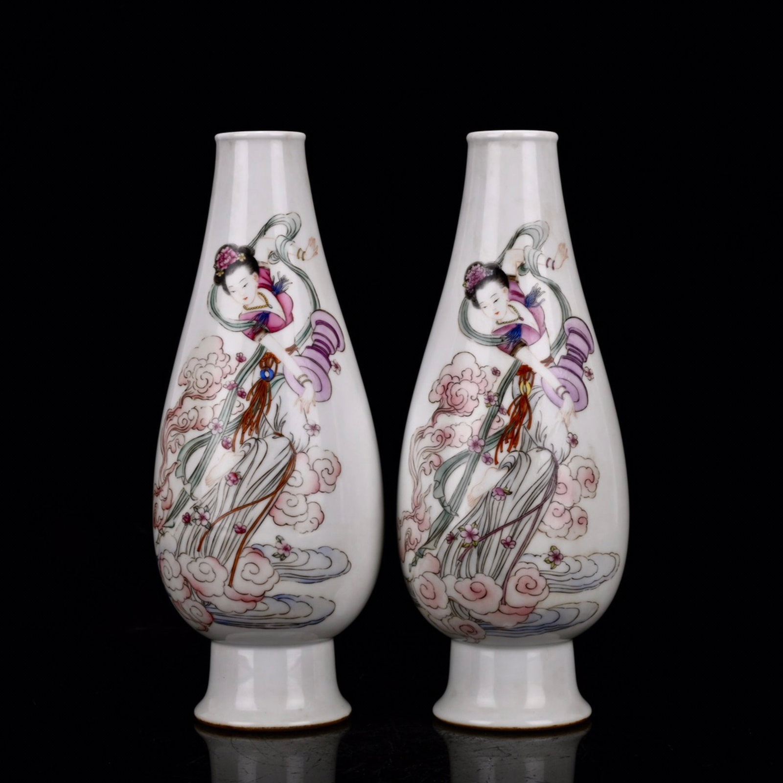 A Pair of Exquisite Famille-Rose Figure Pattern Vases,with poem (1 of 9)