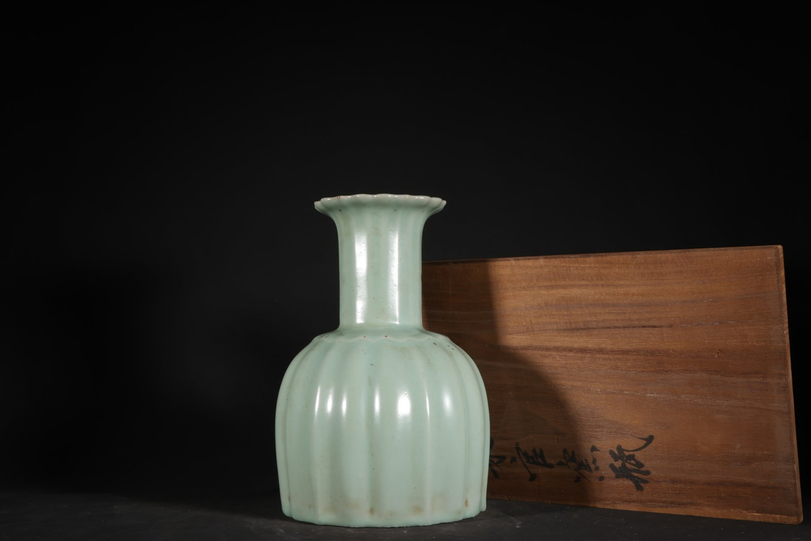 An Exquisite Guan yao Celadon Glazed Vase: An Exquisite Guan yao Celadon Glazed Vase,Song Dynasty,China,Size:8.7inx5.9in 官窑粉青釉瓶,中国宋代