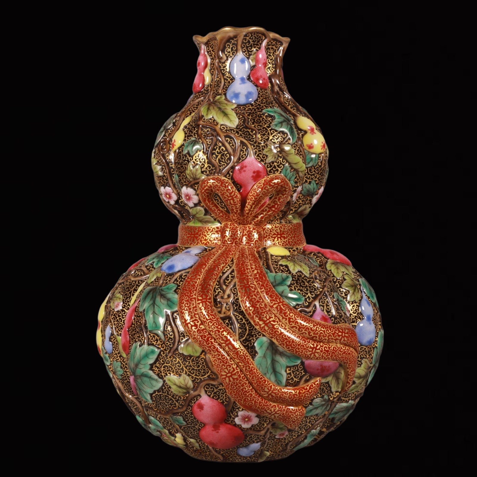 An Exquisite Enamel Gourd Pattern Gourd-Shaped Vase (1 of 8)