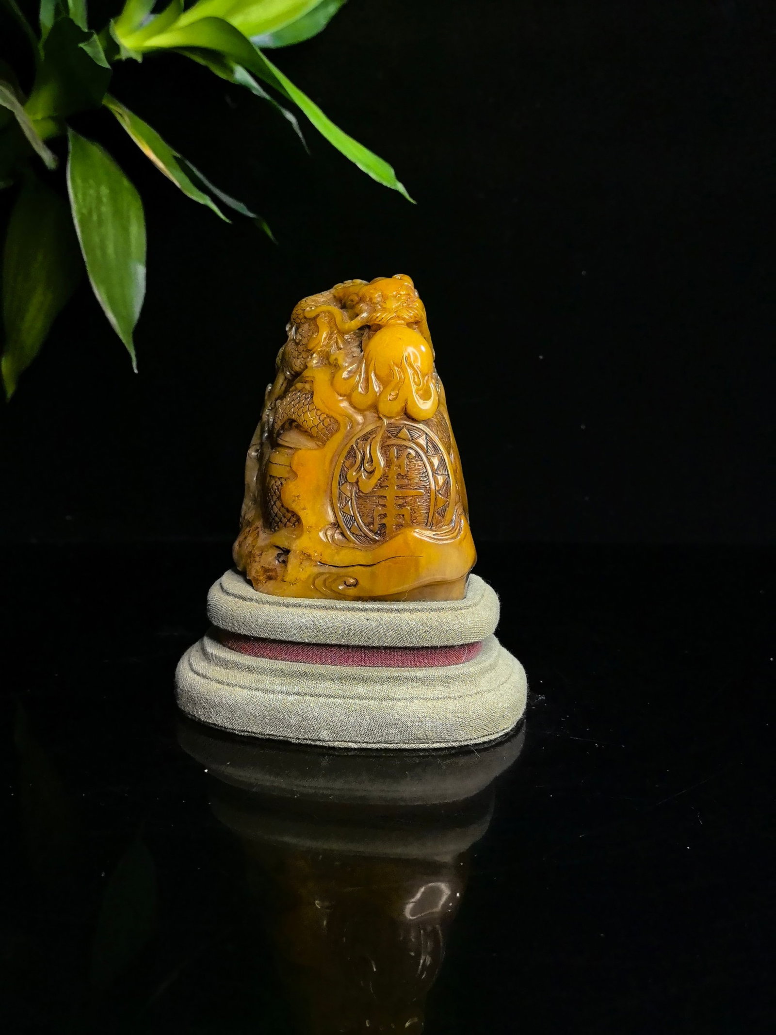 An Exquisite Tianhuang Stone Dragon Pattern Seal: An Exquisite Tianhuang Stone Dragon Pattern Seal,Qing Dynasty,China,Size:3.7inx3.5in,Weight:1214g 田黄石龙纹印章,中国清代