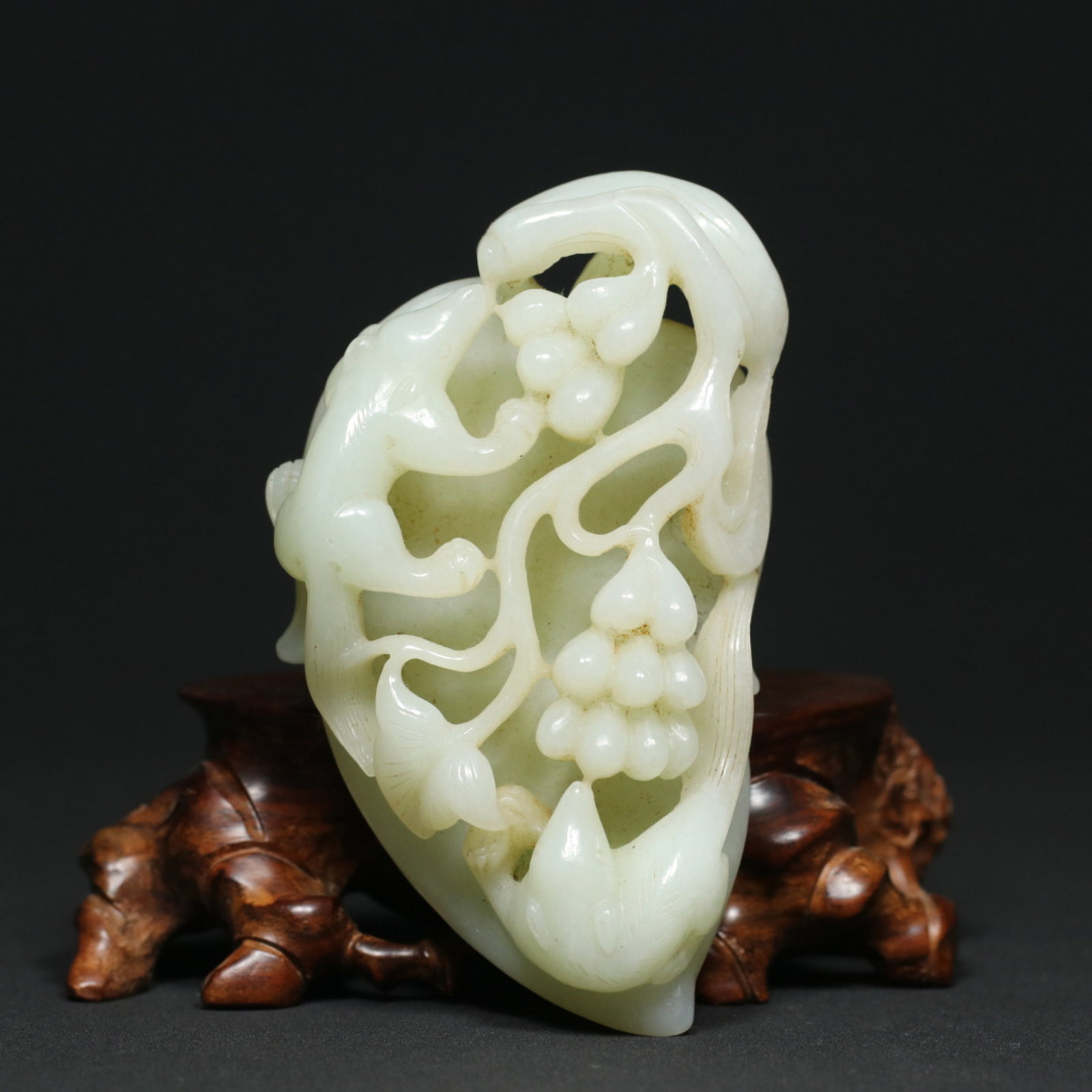 An Exquisite White Jade Squirrel and Grapes Pattern Ornament: An Exquisite White Jade Squirrel and Grapes Pattern Ornament,Qing Dynasty,China,Size:4.2inx2.4inx1.3in,Weight:207.3g 白玉松鼠葡萄纹摆件,中&#