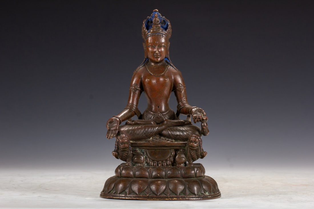 A Solemn Alloy Copper Statue of Avalokitesvara: A Solemn Alloy Copper Statue of Avalokitesvara,Qing Dynasty,China,Size:5.1inx4.7inx8.3in,Weight:1470g 合金铜观音像,中国清代