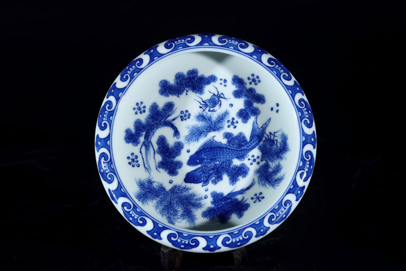An Exquisite Blue and White Hornwort Pattern Brush Washer: An Exquisite Blue and White Hornwort Pattern Brush Washer,Qing Dynasty,China,Kangxi Six-character Mark,Size:1.5inx6.1in 青花鱼藻纹笔洗,中国清