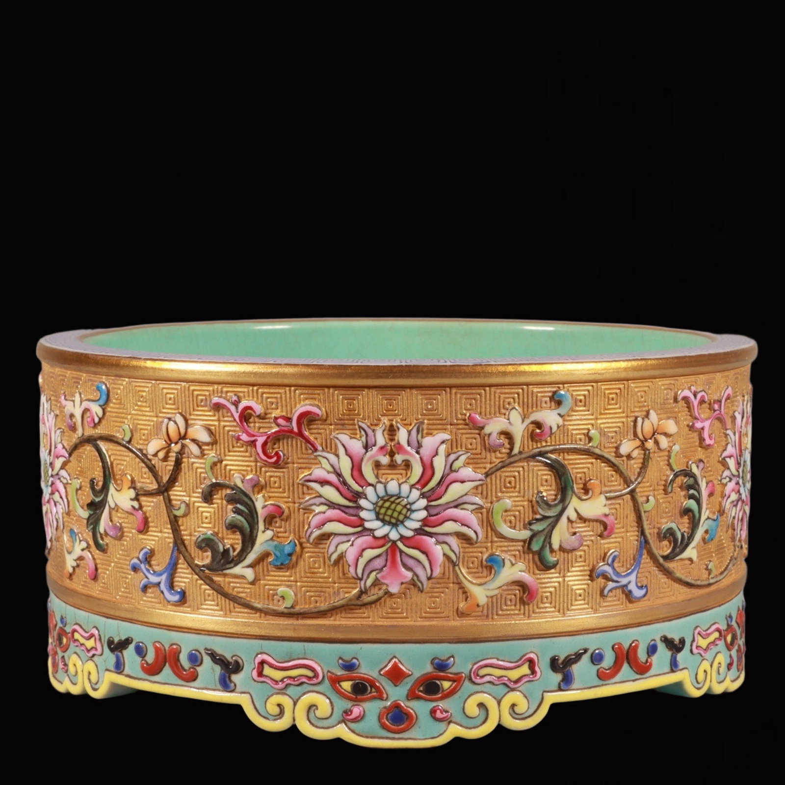 An Exquisite Enamel Gold Ground Lotus Pattern Brush Washer: An Exquisite Enamel Gold Ground Lotus Pattern Brush Washer,Qing Dynasty,China,Qianlong Six-character Mark,Size:2.6inx5.6in 珐琅彩金地缠枝莲纹Ļ