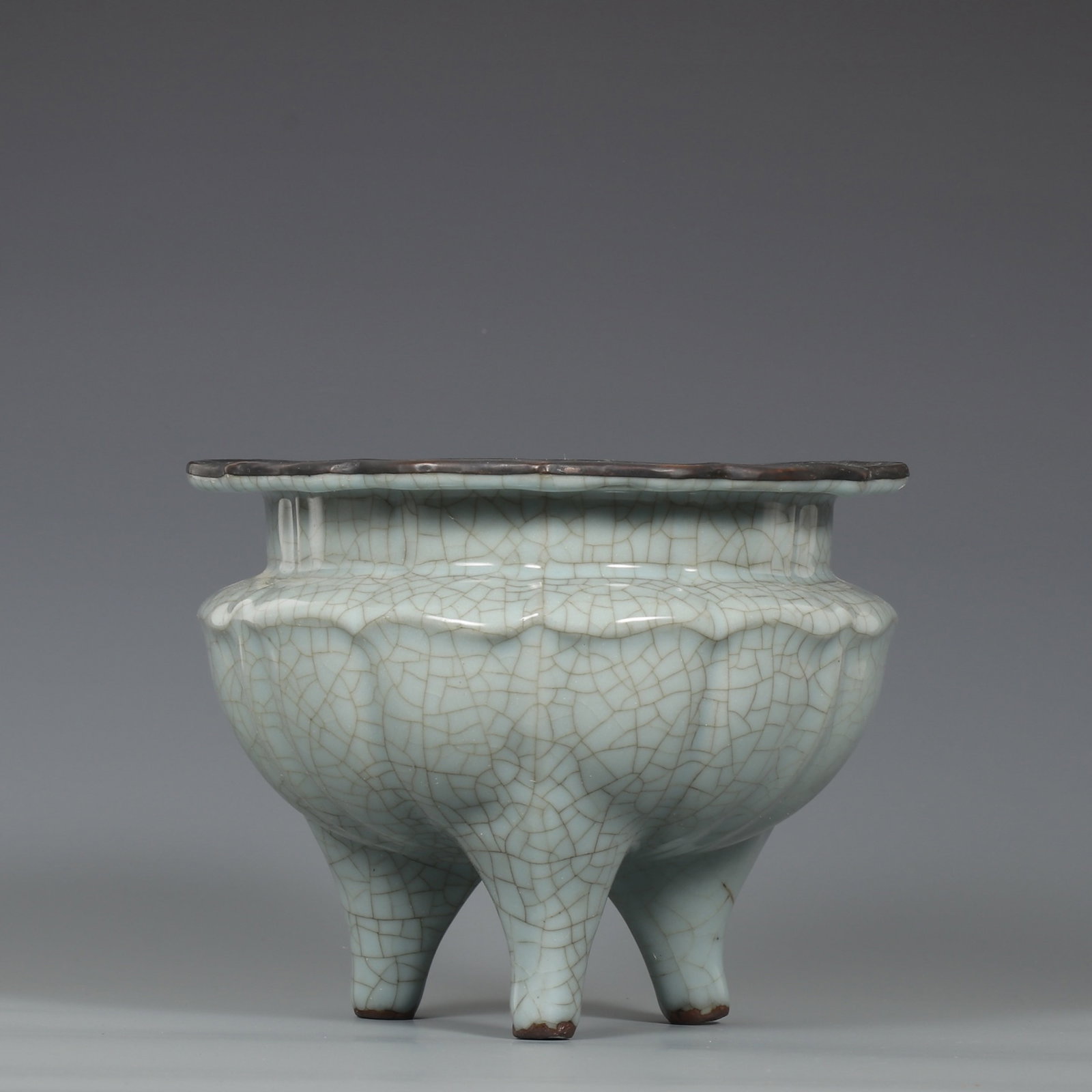 An Exquisite Guan yao Celadon Glazed Cover with Silver Tripod Censer: An Exquisite Guan yao Celadon Glazed Cover with Silver Tripod Censer,Song Dynasty,China,Size:5.8inx7.5in 官窑粉青釉银口三足香炉,ߑ