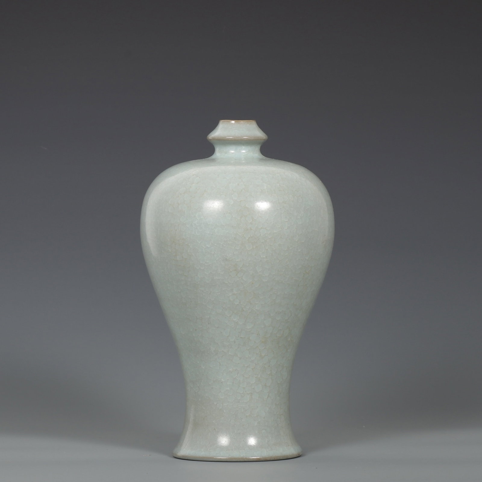 An Exquisite Ru yao Vase: An Exquisite Ru yao Vase,Song Dynasty,China,Size:9.3inx5.1in 汝窑瓶,中国宋代