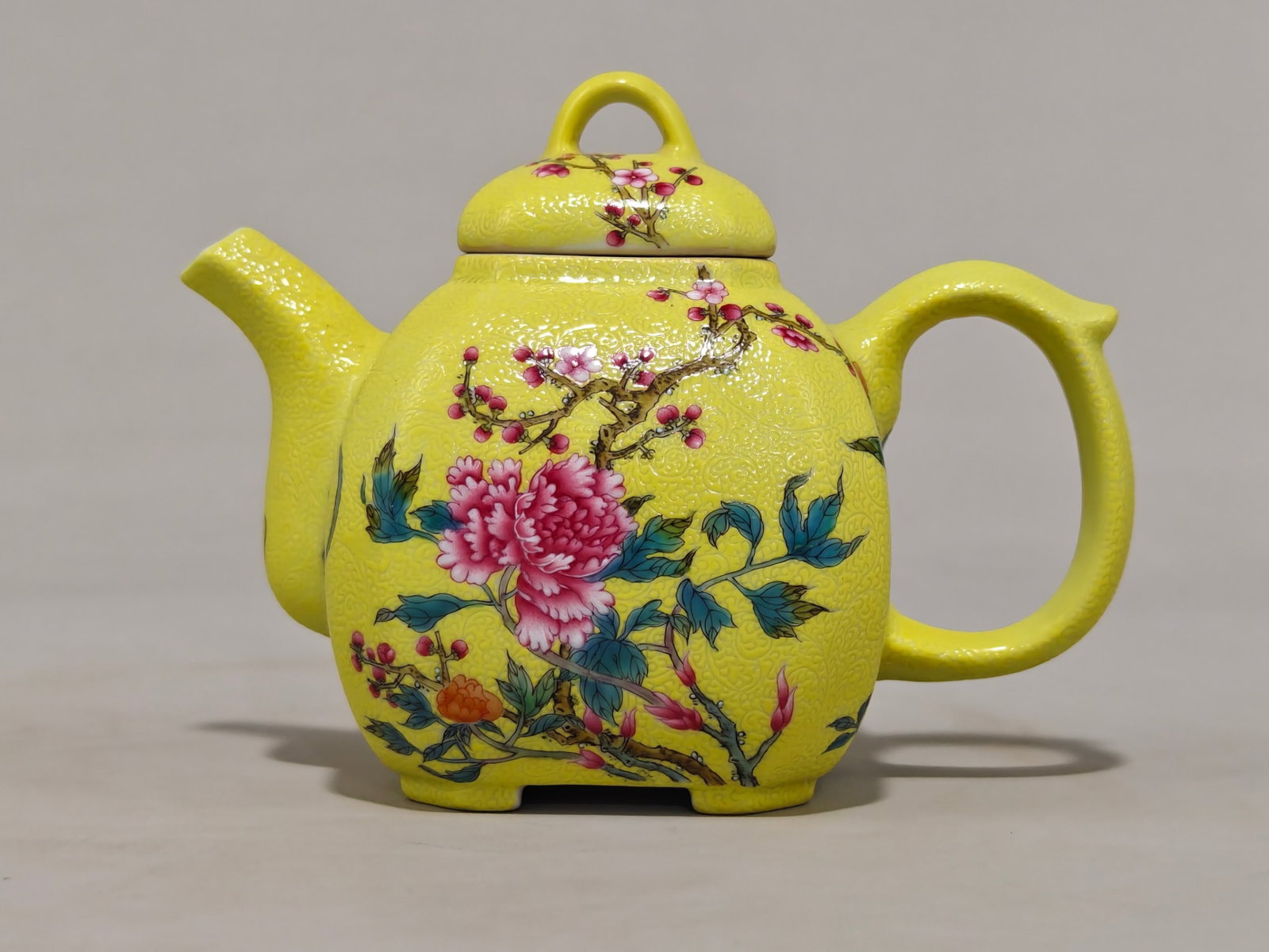 An Exquisite Enamel Yellow Ground Flower Pattern Pot: An Exquisite Enamel Yellow Ground Flower Pattern Pot,Qing Dynasty,China,Yongzheng Four-character Mark,Size:4.1inx5.7in 珐琅彩黄地花卉纹壶中&