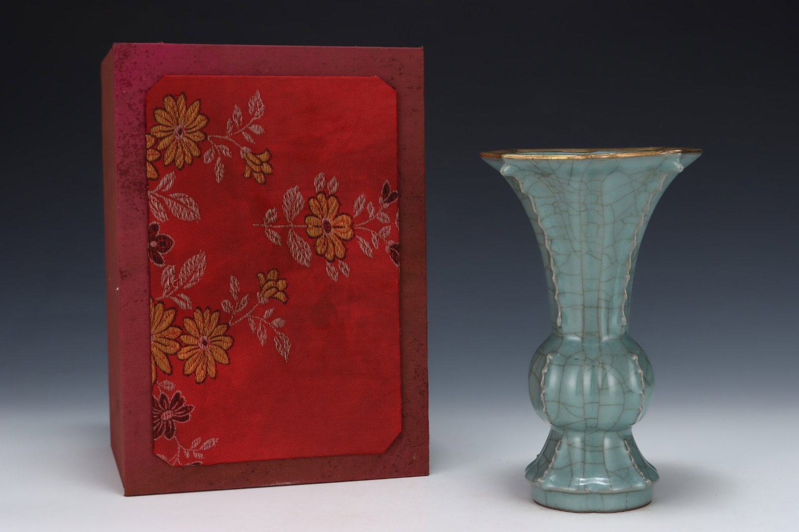 An Exquisite Guan yao Vase: An Exquisite Guan yao Vase,Song Dynasty,China,With Mark,Size:9inx5.5in 官窑瓶,中国宋代,带款