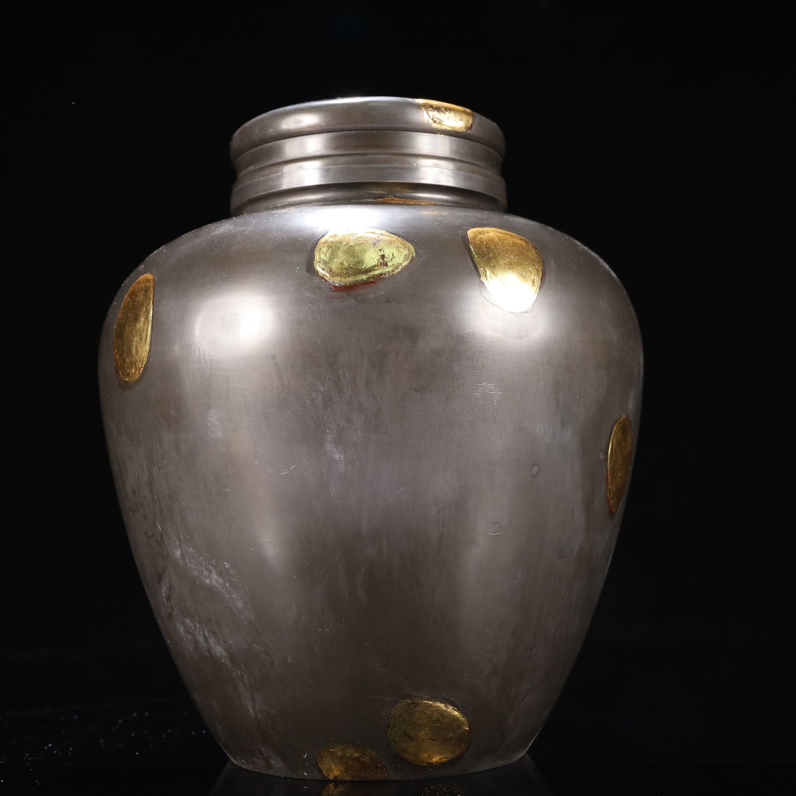An Exquisite Tin Gilt Cover Jar: An Exquisite Tin Gilt Cover Jar,Qing Dynasty, China,Size:7.5inx9.1in,Weight:3400g 锡鎏金盖罐,中国清代