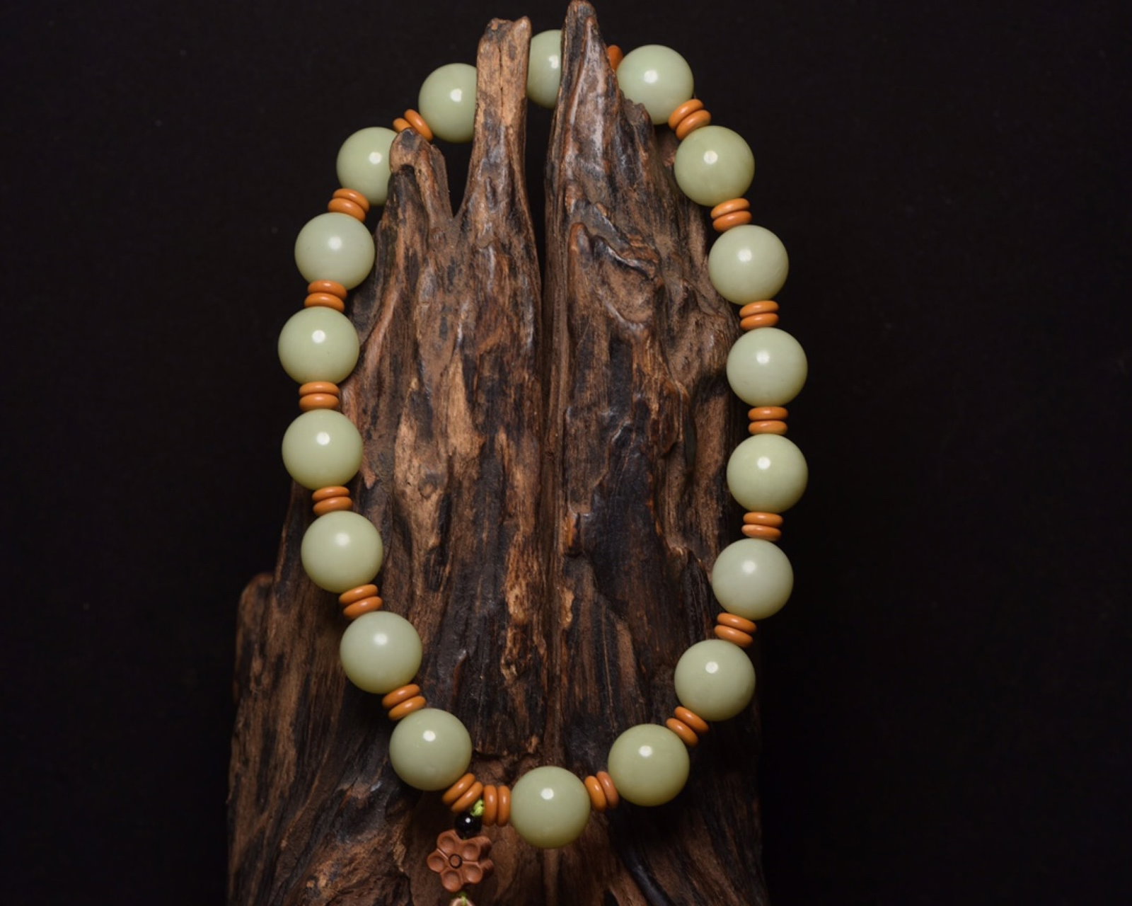 An Exquisite Yellow Jade Bracelet: An Exquisite Yellow Jade Bracelet,Qing Dynasty,China,Size:0.6in,Weight:122g 黄玉手串,中国清代