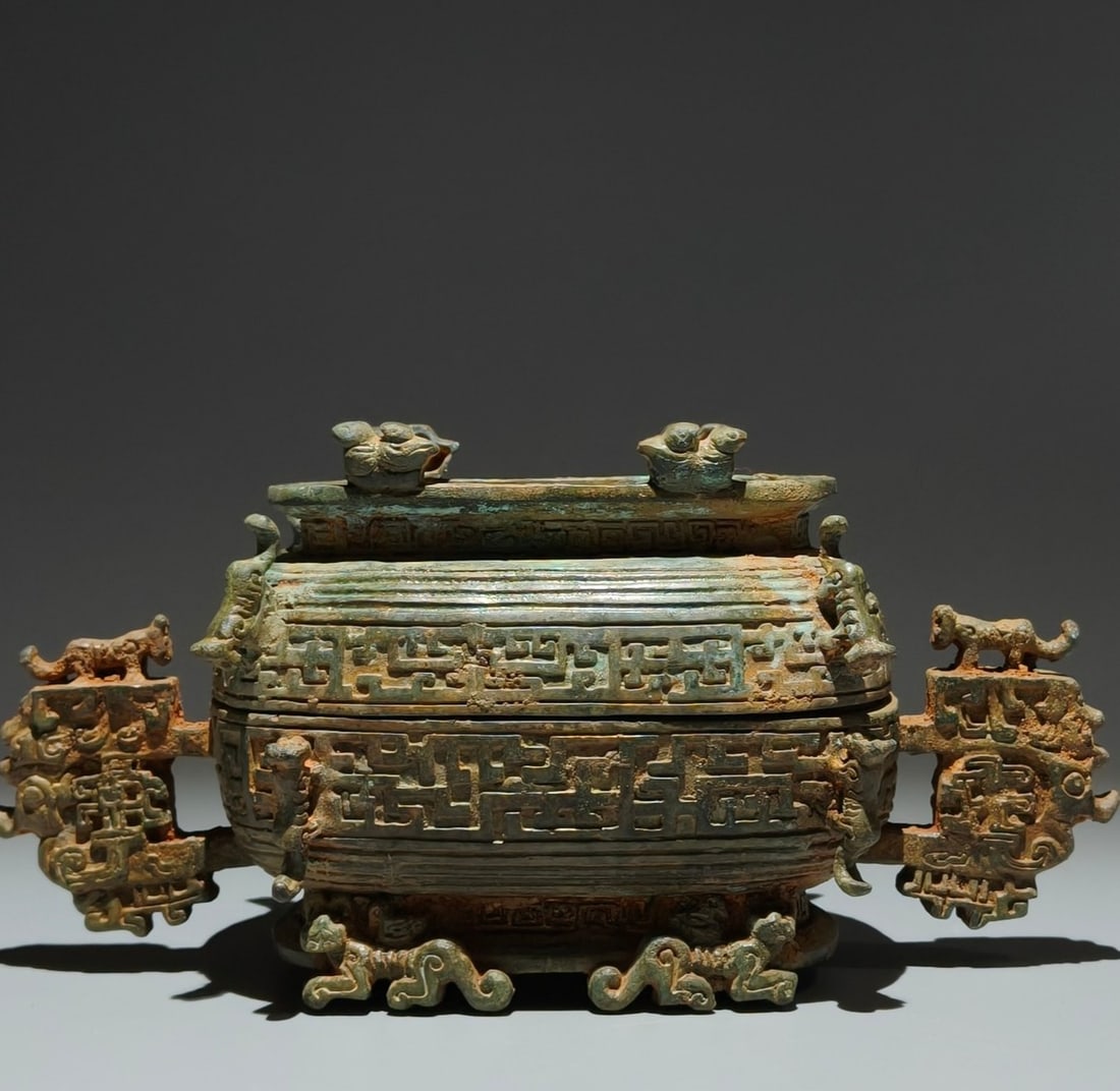 An Archaic Bronze Dragon Pattern Double-Ears ritual vessel (1 of 9)