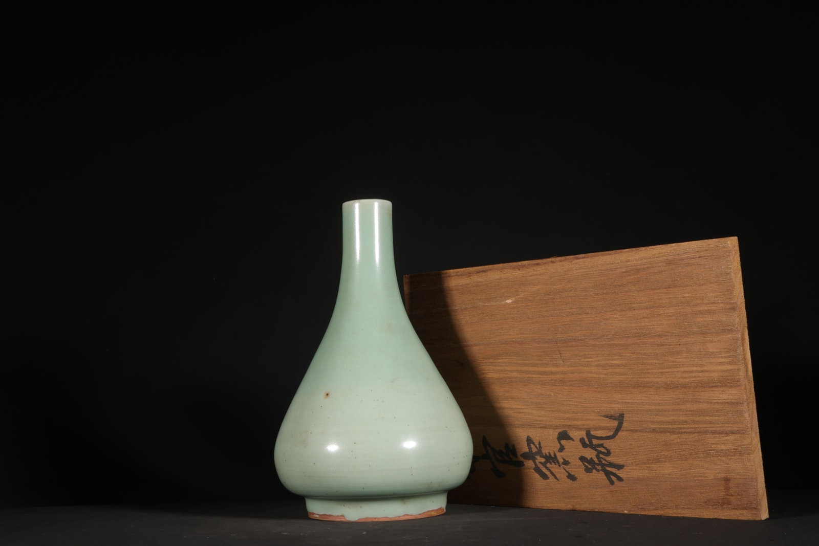 An Exquisite Guan yao Celadon Glazed Vase: An Exquisite Guan yao Celadon Glazed Vase,Song Dynasty,China,Size:6.5inx4.1in 官窑粉青釉瓶,中国宋代