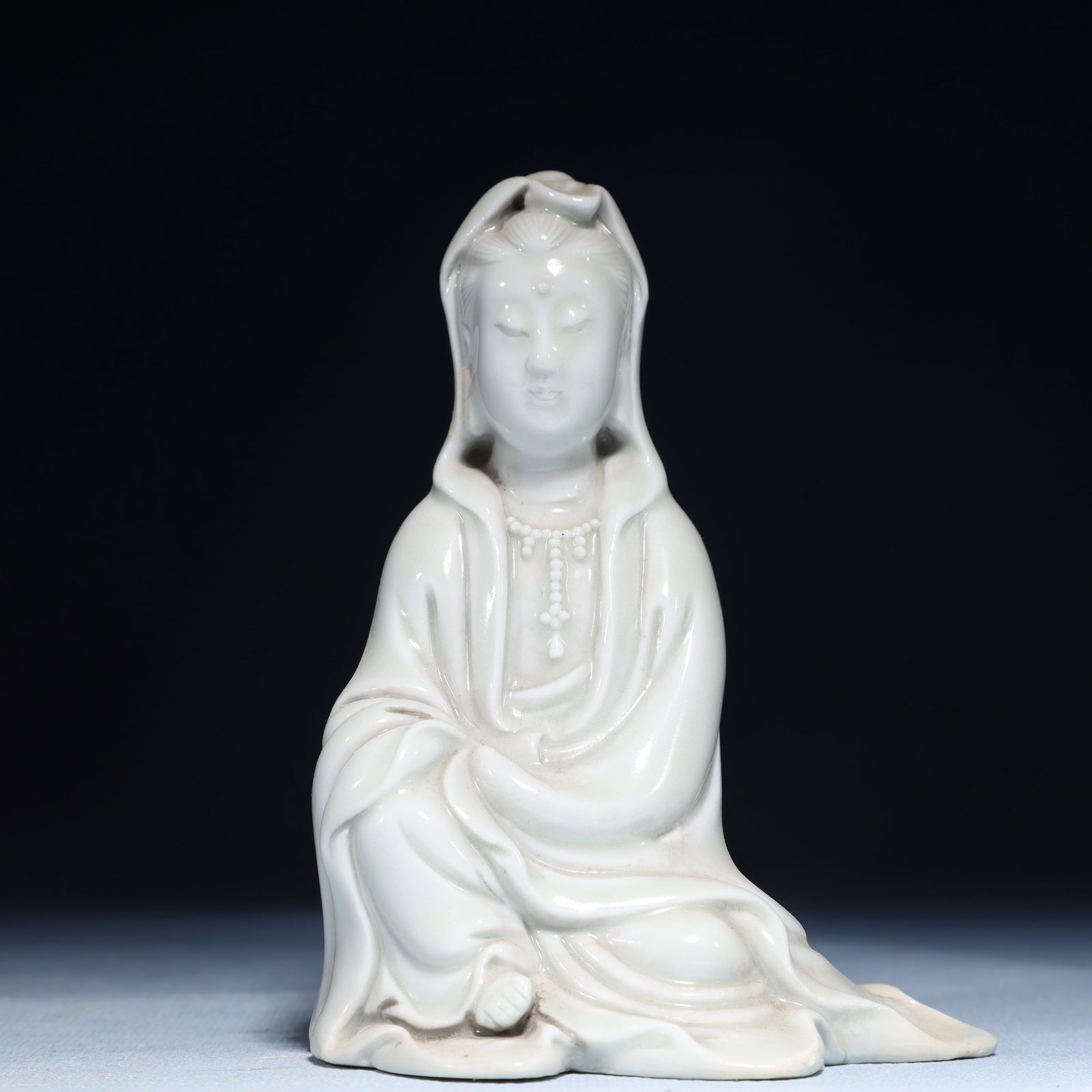 A Solemn Blance-De-Chine Statue of Avalokitesvara: A Solemn Blance-De-Chine Statue of Avalokitesvara Blance-De-Chine Statue of Avalokitesvara,Ming Dynasty,China,He Chaozong Mark,Size:2.6inx3.1inx4.1in,Weight:200g 德化瓷观༱