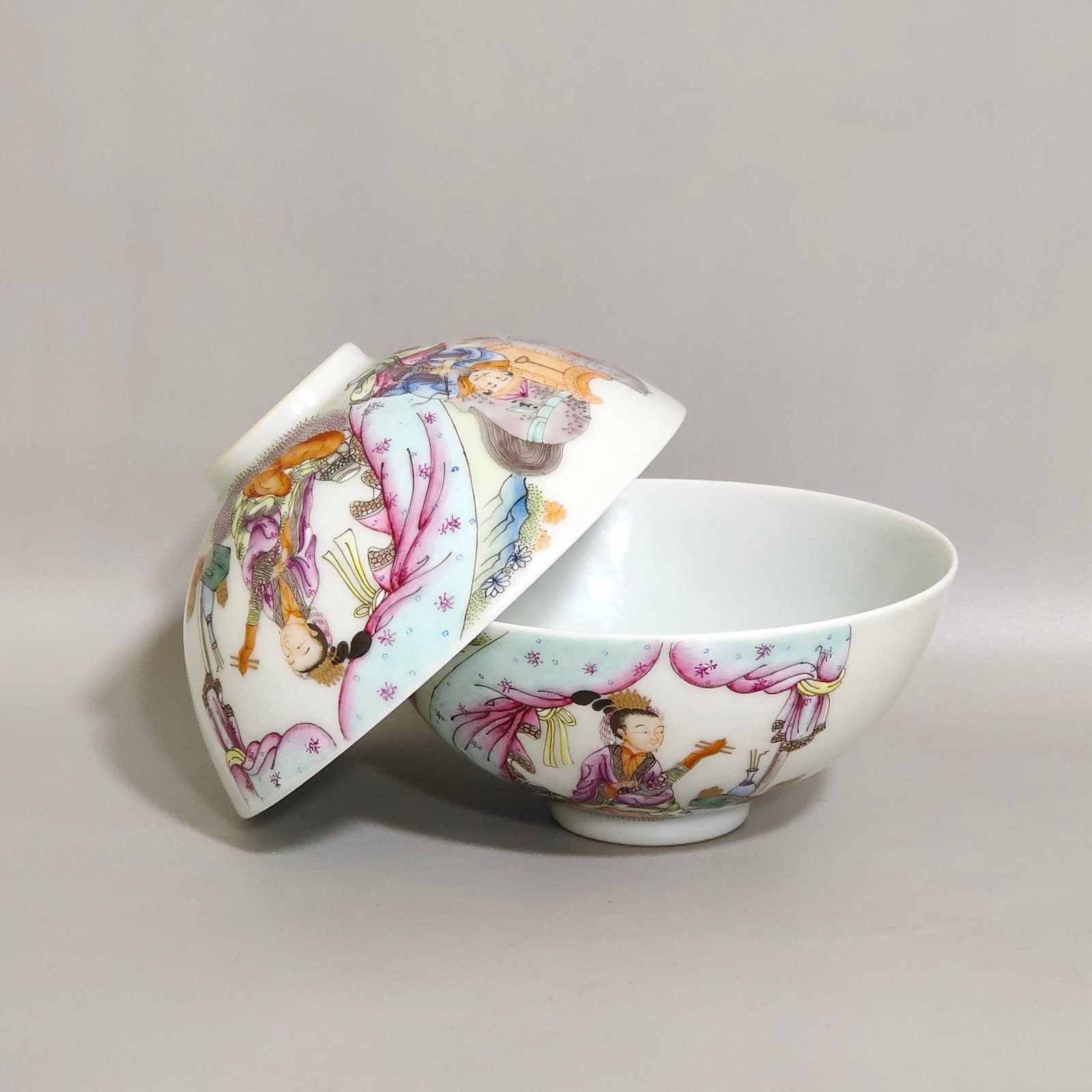 A Pair of Exquisite Famille-Rose Character and Story Pattern Cups: A Pair of Exquisite Famille-Rose Character and Story Pattern Cups,Qing Dynasty,China,Yongzheng Six-character Mark,Size:1.6inx3.5in 一对粉彩人物故事ń