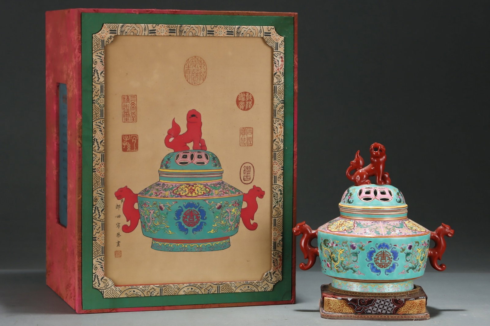 An Exquisite Green Ground Famille-Rose Lotus Pattern Double-Ears Jar with Cover: An Exquisite Green Ground Famille-Rose Lotus Pattern Double-Ears Jar with Cover,Qing Dynasty,China,Yongzheng Six-character Mark,Size:8.5inx9.4in 绿地粉彩缠枝莲