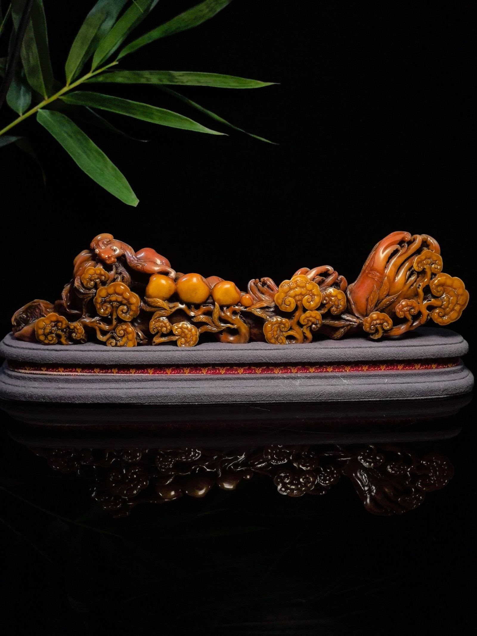 An Exquisite Tianhuang Stone Ganoderma Lucidum Pattern Ornament: An Exquisite Tianhuang Stone Ganoderma Lucidum Pattern Ornament,Qing Dynasty,China,Size:3.3inx13.4in,Weight:1070g 田黄石灵芝纹摆件,中国ę