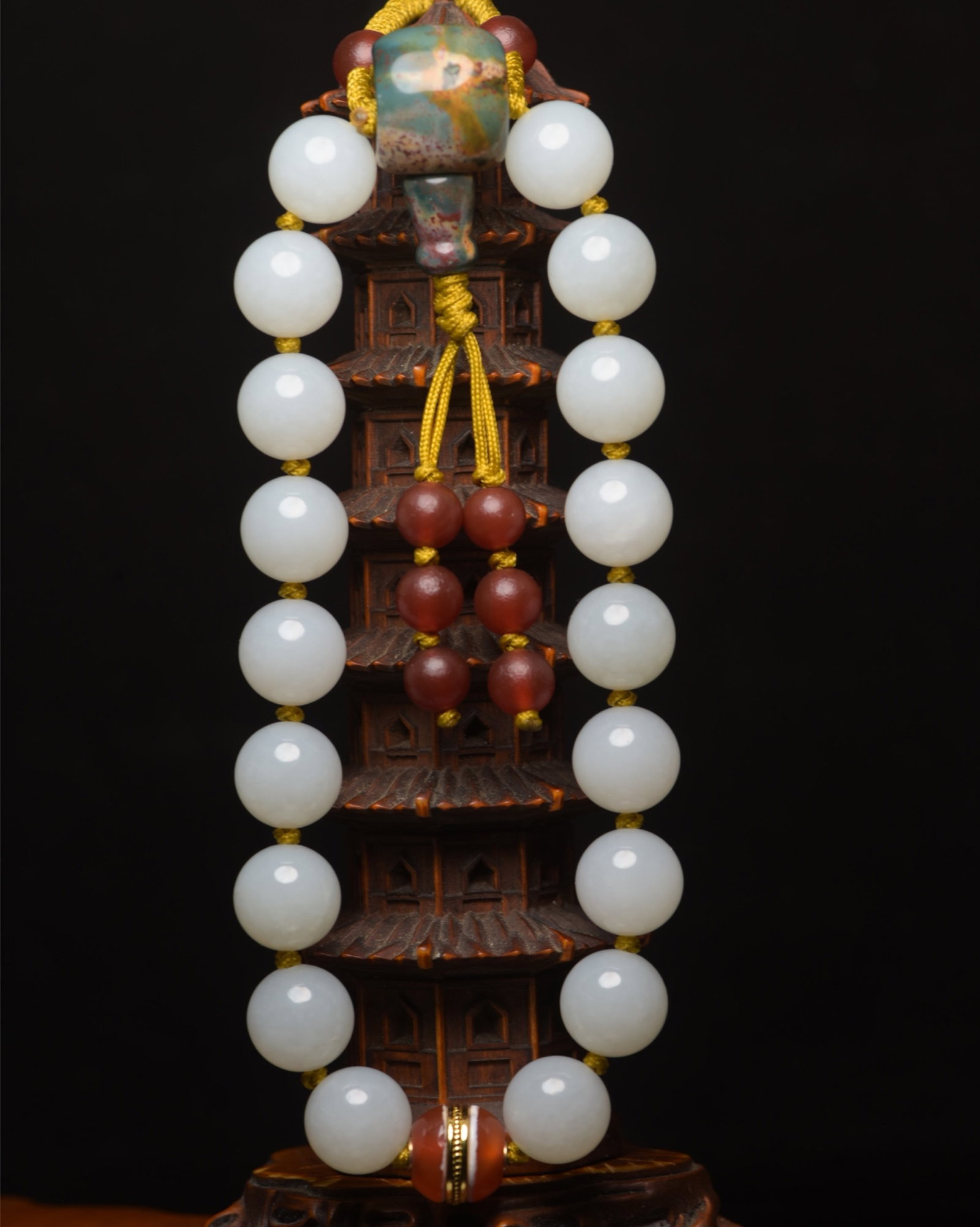 An Exquisite White Jade Bracelet: An Exquisite White Jade Bracelet,Qing Dynasty,China,Size:0.5in,Weight:79g 白玉手串,中国清代