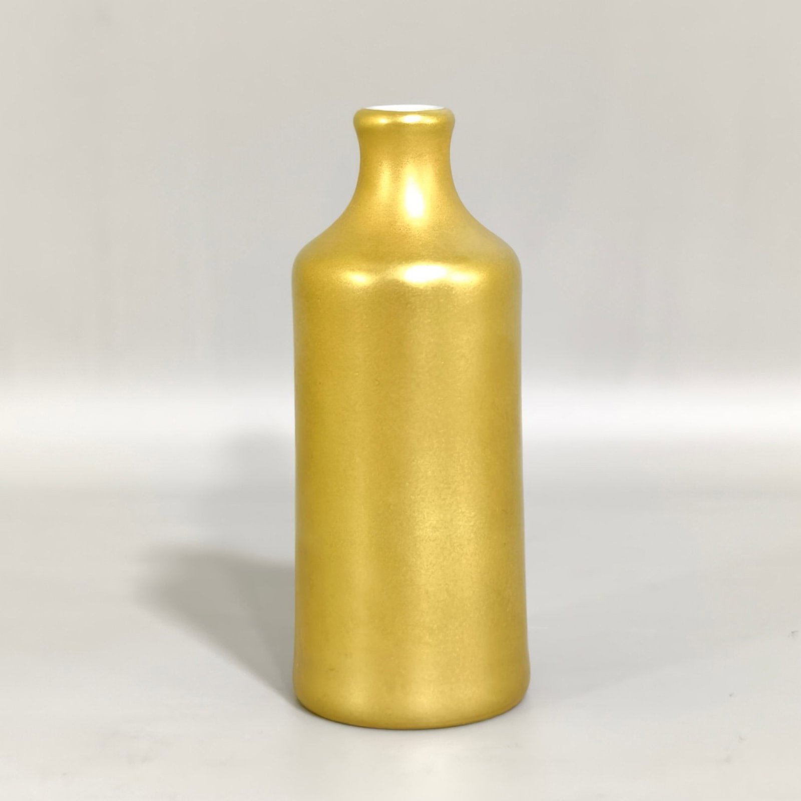 An Exquisite Gold Ground Snuff Bottle: An Exquisite Gold Ground Snuff Bottle,Qing Dynasty,China,Qianlong Six-character Mark,Size:3.5inx1.4in