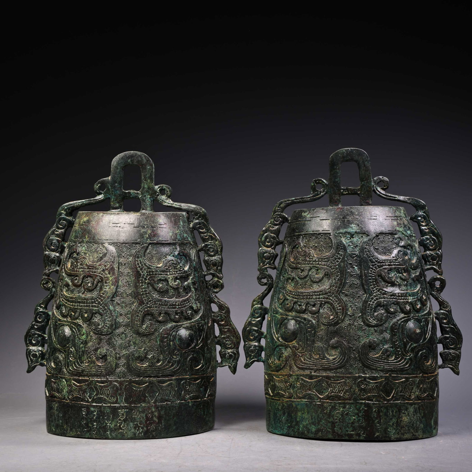 A Pair of Archaic Bronze Chi-Dragon Pattern Chimes: A Pair of Archaic Bronze Chi-Dragon Pattern Chimes,Ancient Time,China,Size:10.2inx7.5in,Weight:2100g 一对青铜螭龙纹编钟,中国远&#