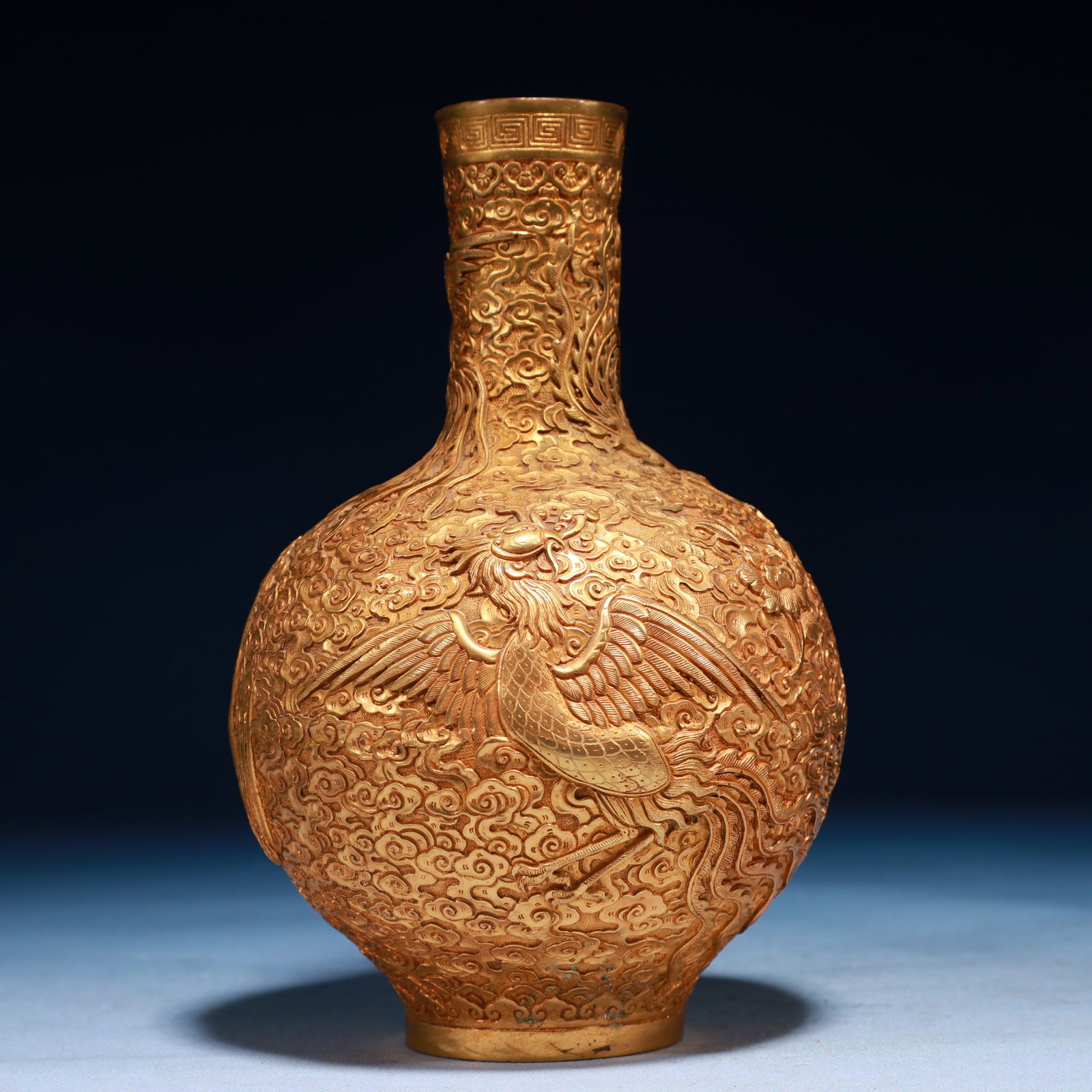 An Exquisite Gilt Bronze Phoenix Pattern Vase: An Exquisite Gilt Bronze Phoenix Pattern Vase,Qing Dynasty,China,Qianlong Four-character Mark,Size:4.7inx8.3inx4.7in,Weight:1300g 铜鎏金凤纹瓶,中国ę
