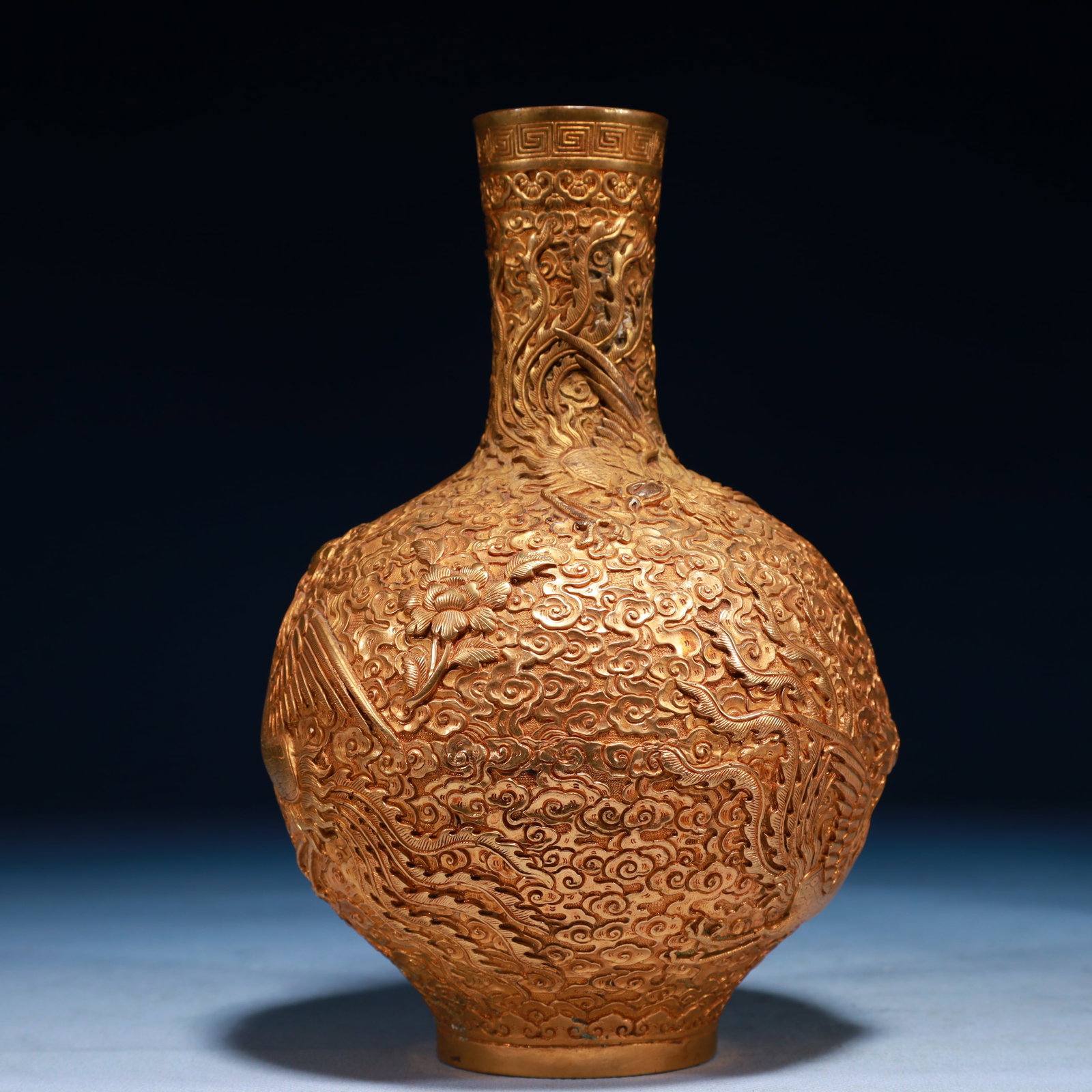 An Exquisite Gilt Bronze Phoenix Pattern Vase - 2