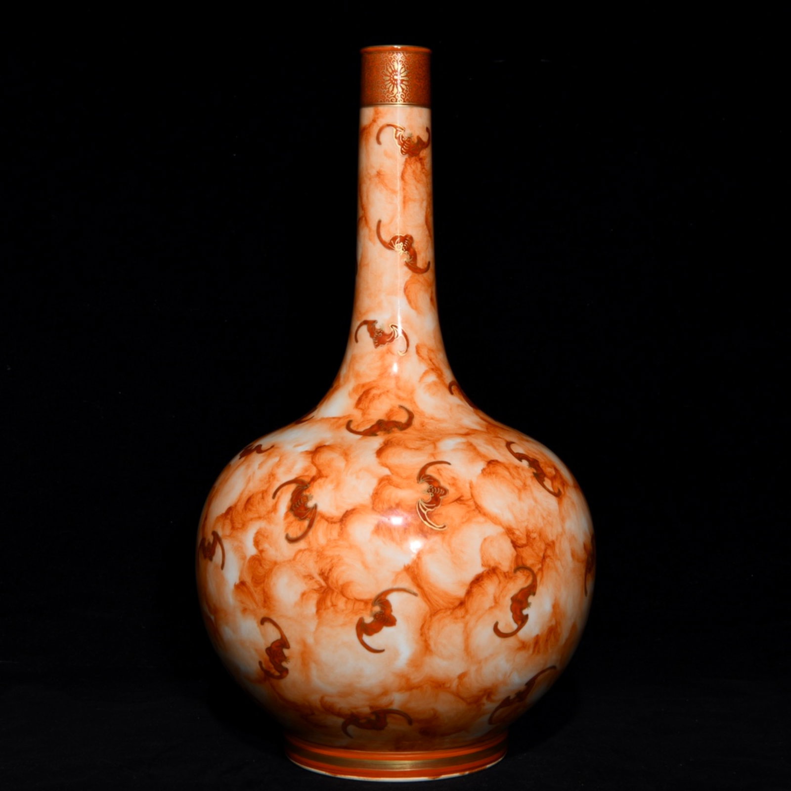 A Huge Iron-Red Painted Gold Bats Pattern Vase: A Huge Iron-Red Painted Gold Bats Pattern Vase,Qing Dynasty,China,Qianlong Six-character Mark,Size:15.4inx8.7in 矾红描金蝙蝠纹瓶,中国清