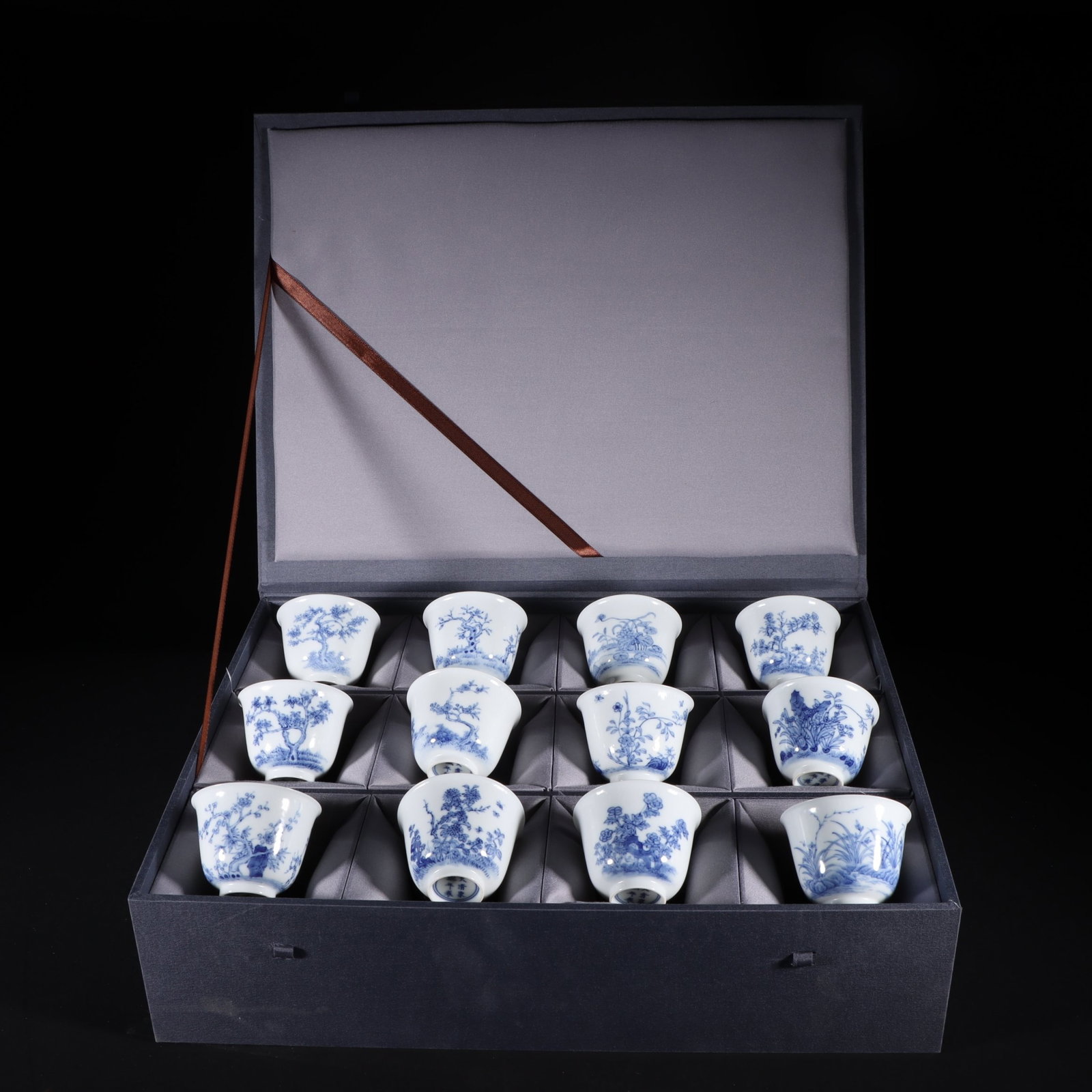 A Set of Fine Blue and White Flower Pattern Cups: A Set of Fine Blue and White Flower Pattern Cups,Qing Dynasty,China,Kangxi Six-character Mark,Size:2inx2.6in 一套青花花卉纹杯子,中国&#